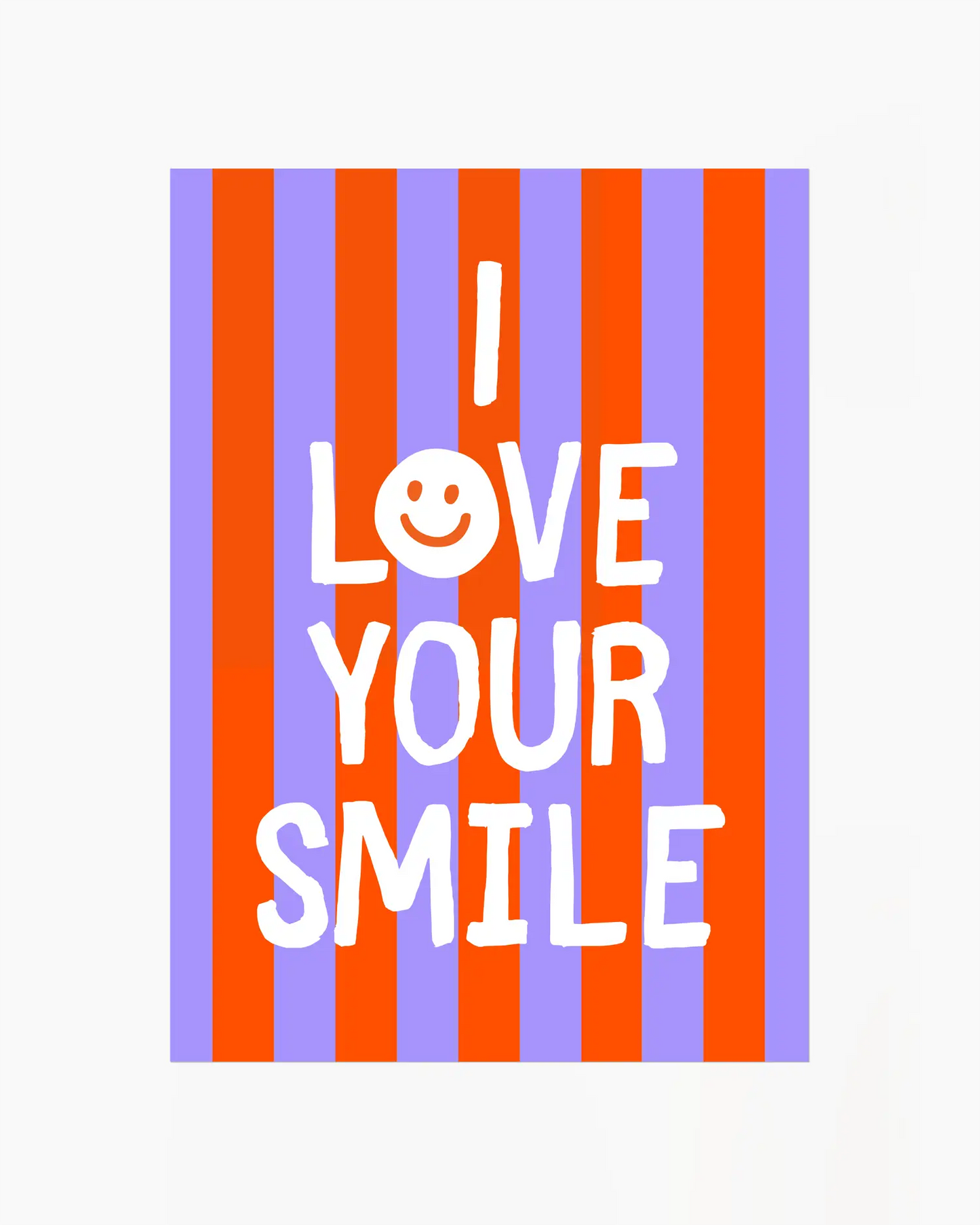 Barntavla med vit text "I LOVE YOUR SMILE" och smiley-ansikte mot bakgrund i röda och lila ränder. En färgglad och glad design som sprider värme och positivitet.