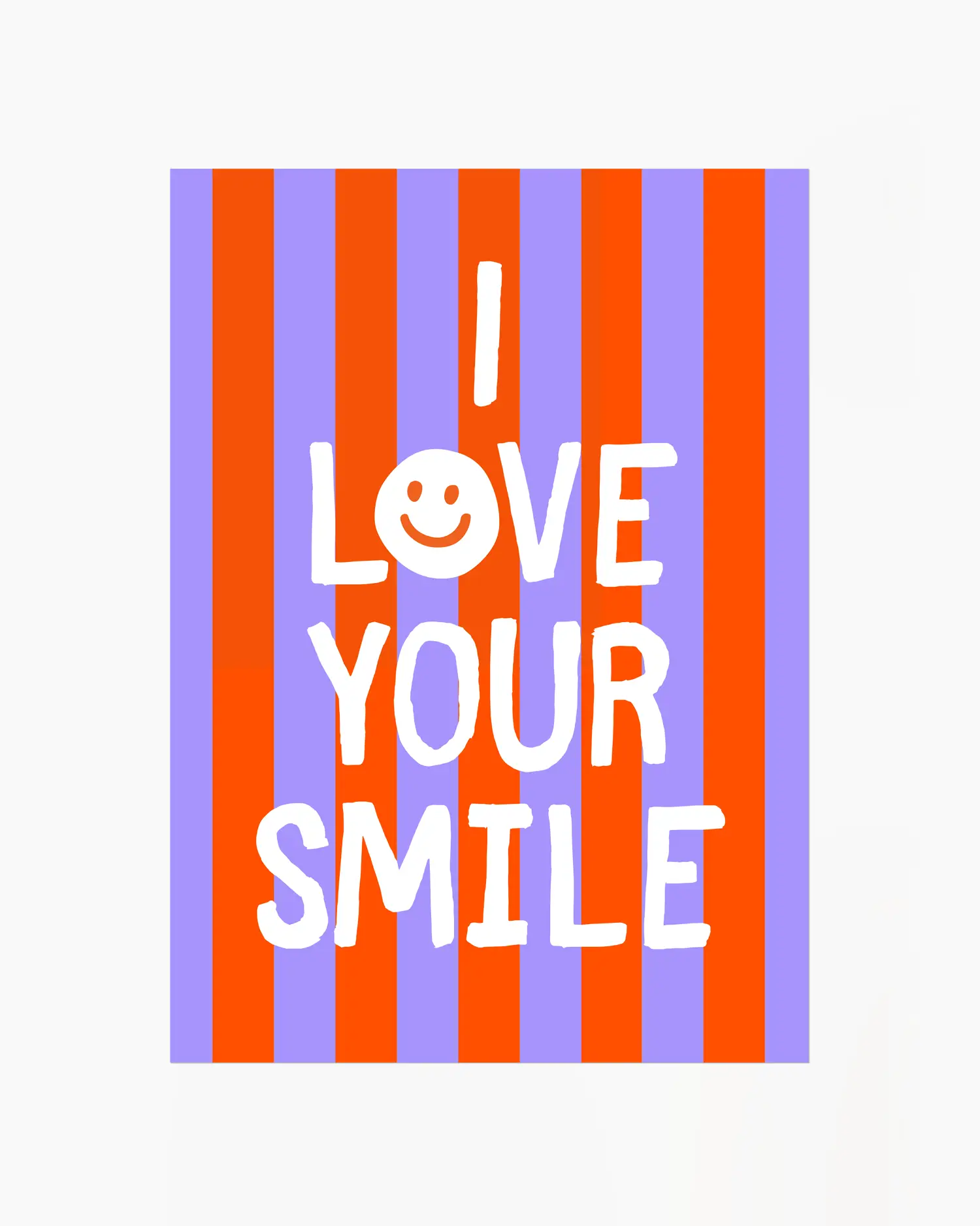 Barntavla med vit text "I LOVE YOUR SMILE" och smiley-ansikte mot bakgrund i röda och lila ränder. En färgglad och glad design som sprider värme och positivitet.