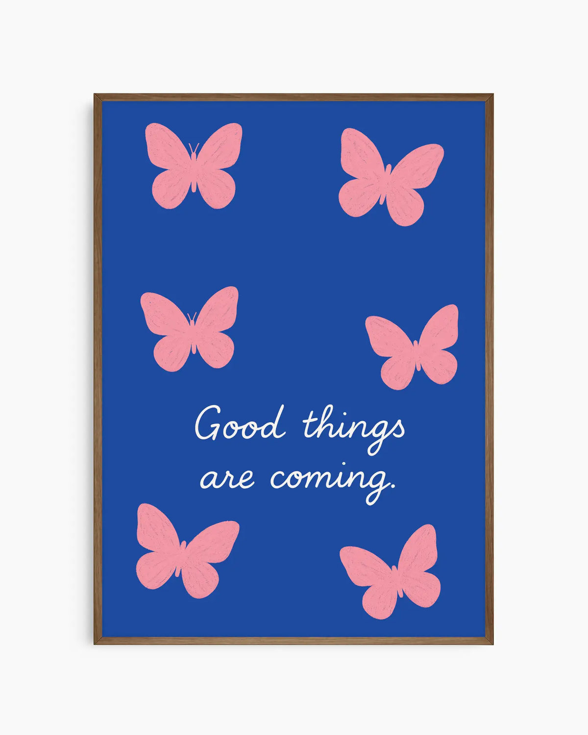 Barntavla med mjuka rosa fjärilar och den inspirerande texten "GOOD THINGS ARE COMING", inramad i mörk ekram.