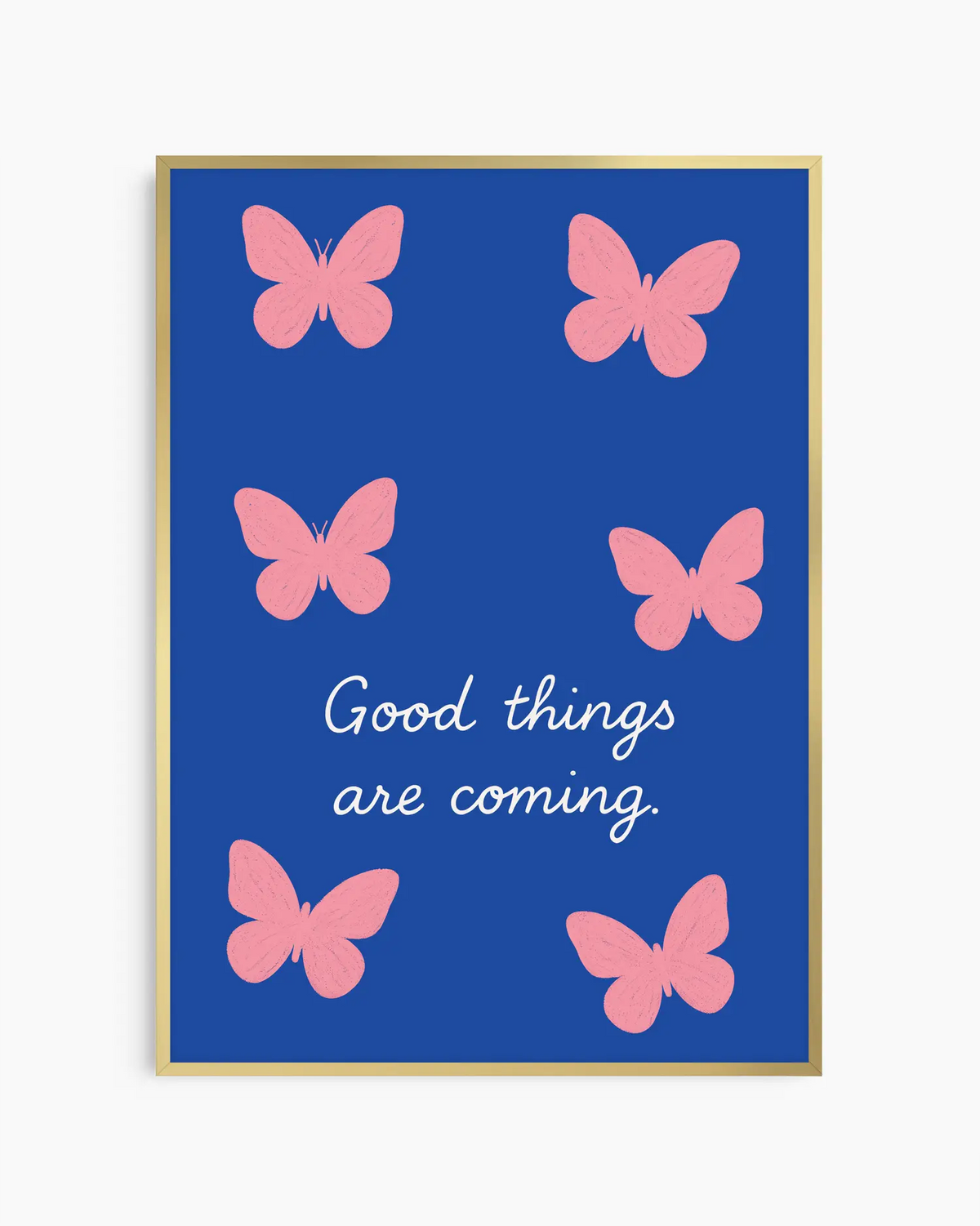 Barntavla med lekfullt fjärilsmönster och texten "GOOD THINGS ARE COMING" i centrum, inramad i guld aluminiumram.