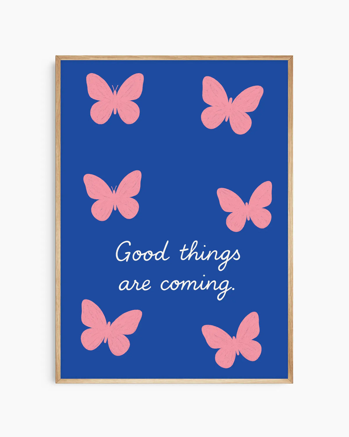Barntavla med harmonisk komposition av fjärilar på blå botten med texten "GOOD THINGS ARE COMING", inramad i ekram.