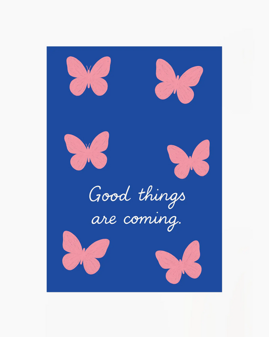 Barntavla med stiliserade fjärilar och texten "GOOD THINGS ARE COMING" på djupblå bakgrund.