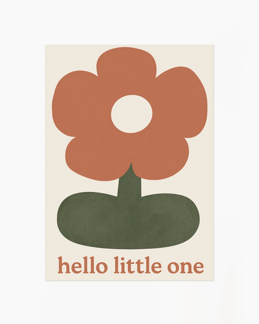 Barntavla med grafisk blomma i rostrött och grönt på ljus bakgrund med texten "HELLO LITTLE ONE".