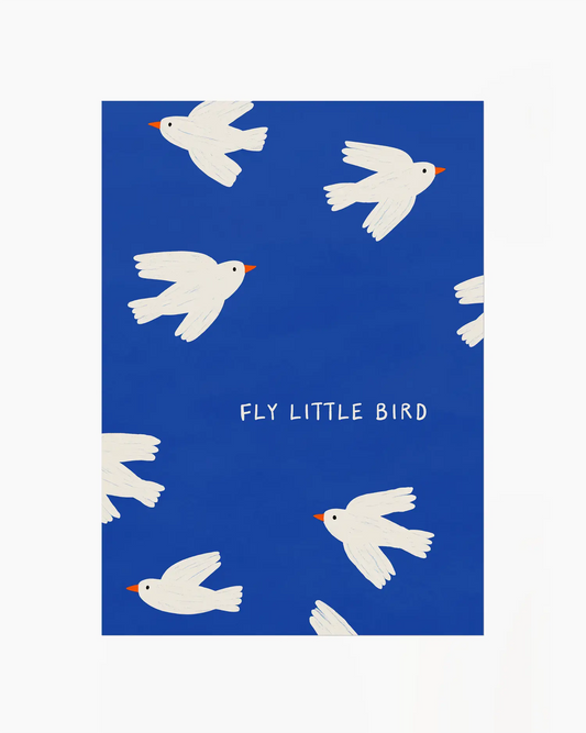 Barntavla med vita fåglar i mjuk illustration och texten "FLY LITTLE BIRD" på blå bakgrund, en poetisk detalj för barnrummet.