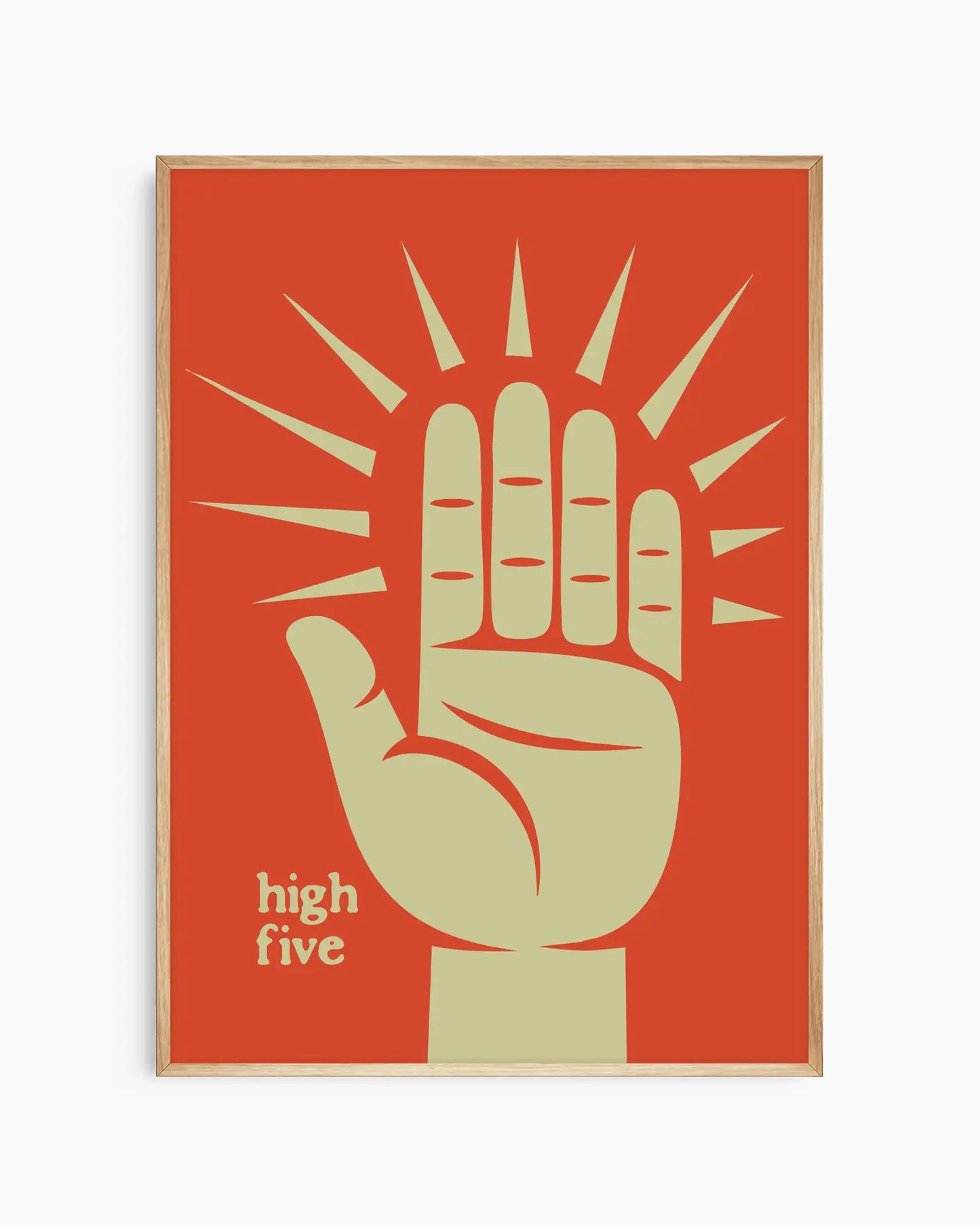 "High five" barnrumstavla i ekram med orange bakgrund och beige handmotiv. Den naturliga ramen ger en varm, harmonisk kontrast som passar perfekt i ett lekfullt och färgstarkt barnrum.
