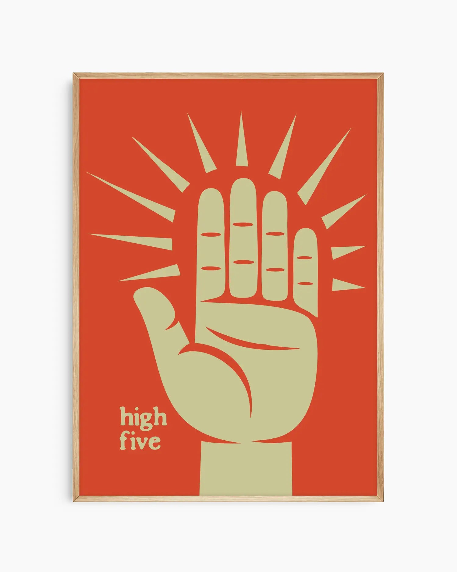 "High five" barnrumstavla i ekram med orange bakgrund och beige handmotiv. Den naturliga ramen ger en varm, harmonisk kontrast som passar perfekt i ett lekfullt och färgstarkt barnrum.
