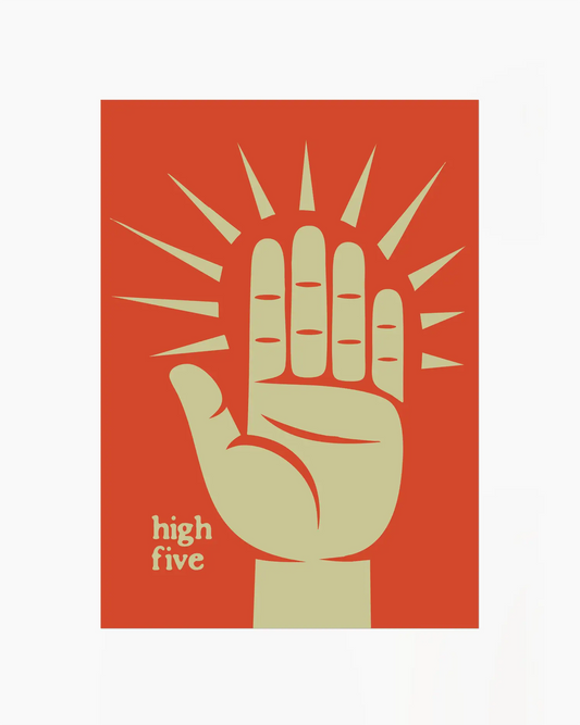 Barntavla med motiv av en stiliserad hand och texten "High five" mot orange bakgrund. En färgstark och rolig barnrumstavla som symboliserar glädje, samhörighet och energi.