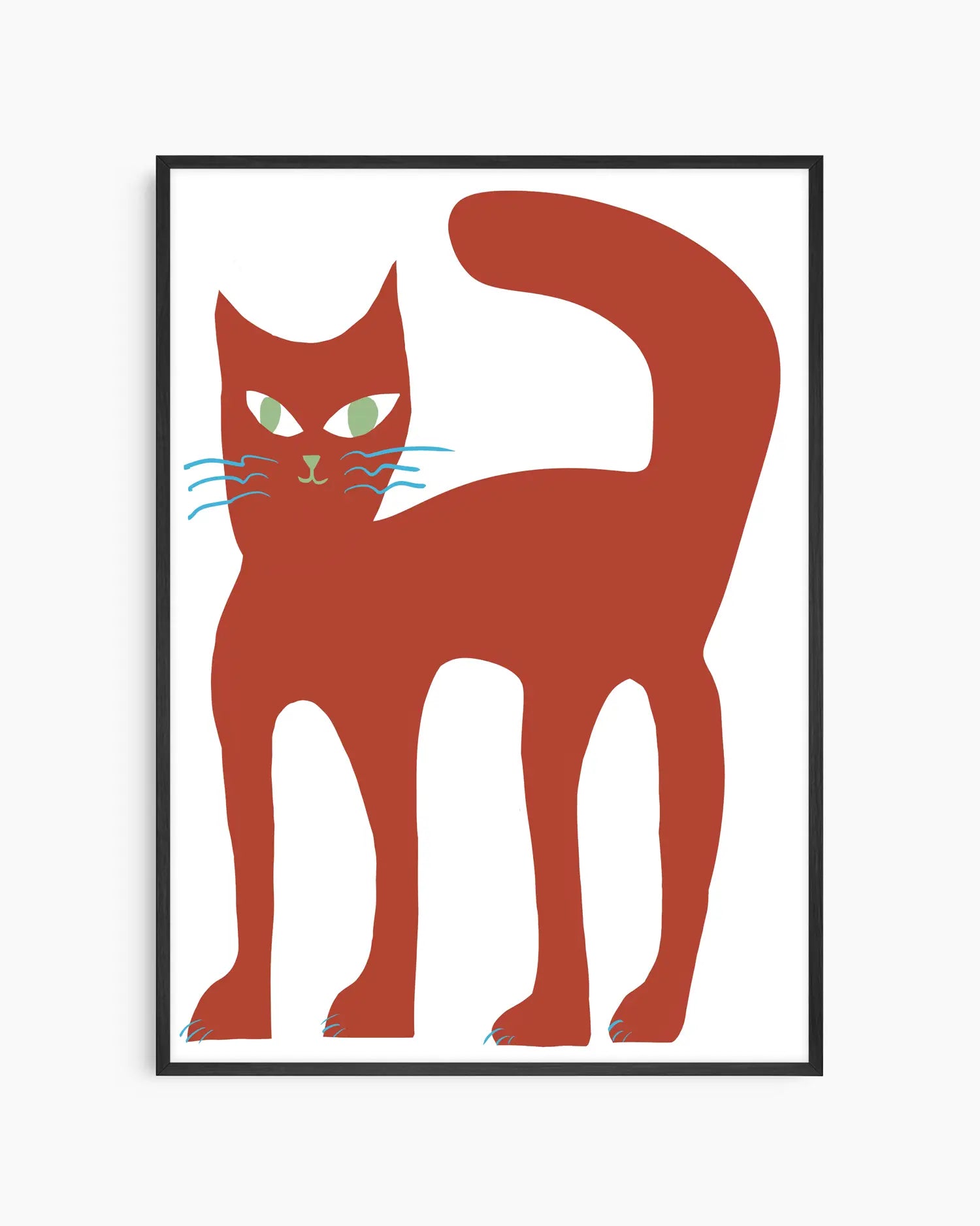 Barntavla med stilren illustration av en brun katt med gröna ögon och blå morrhår mot vit bakgrund, inramad i svart träram för ett tydligt och modernt uttryck.