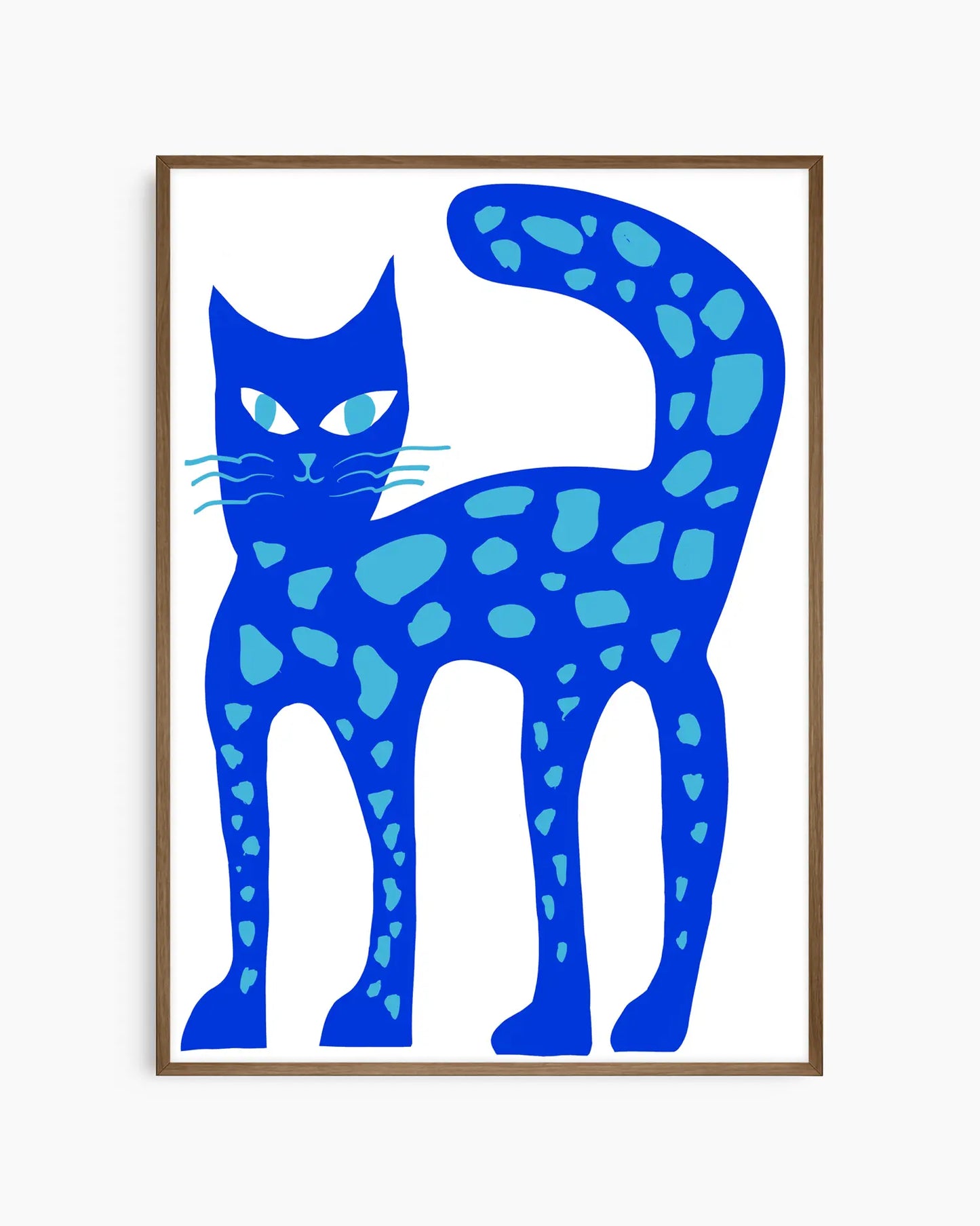 Stilren barntavla med fantasifull blå katt i grafisk form, inramad i mörk ekram som ger en varm kontrast till de klara färgerna.