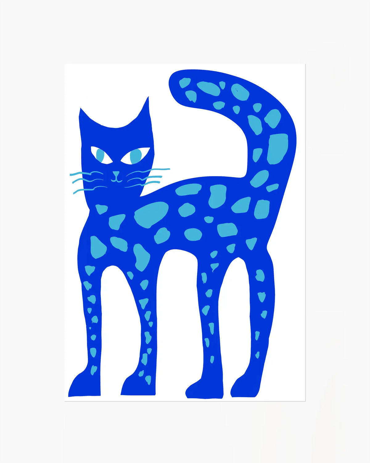 Barntavla med uttrycksfull illustration av en blå katt i lekfull form och klara färger, perfekt som färgglad detalj i barnrummet.