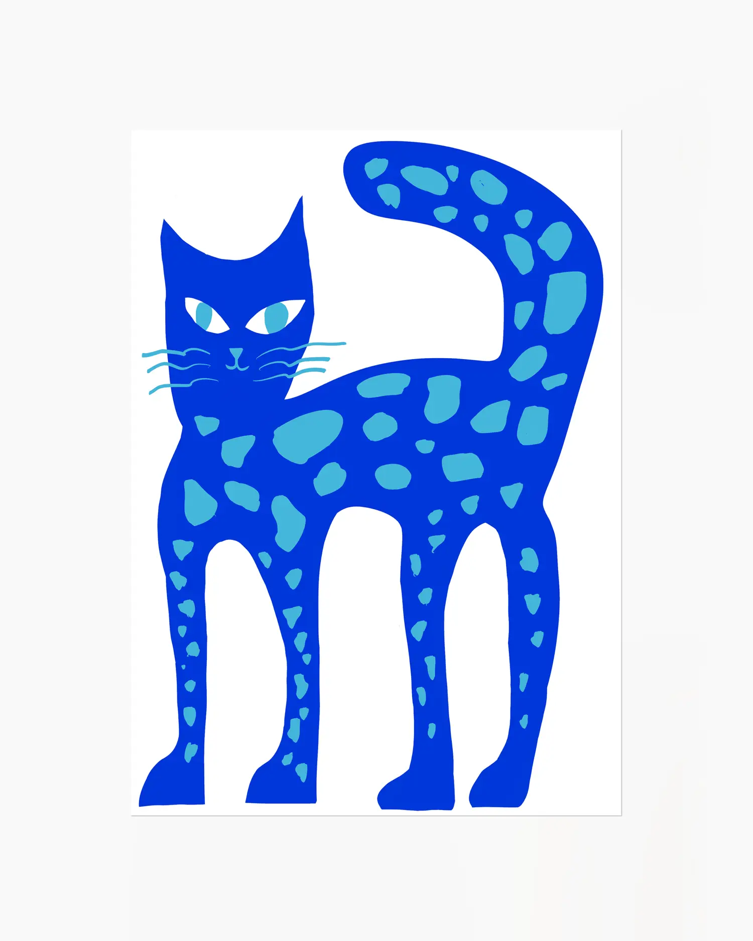 Barntavla med uttrycksfull illustration av en blå katt i lekfull form och klara färger, perfekt som färgglad detalj i barnrummet.