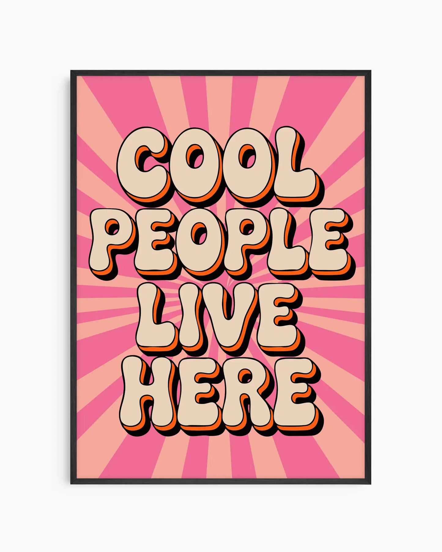 Barntavla med texten "Cool people live here" i svart ram med rosa bakgrund och retrobokstäver i beige och orange. En modern, grafisk barntavla med attityd och värme.