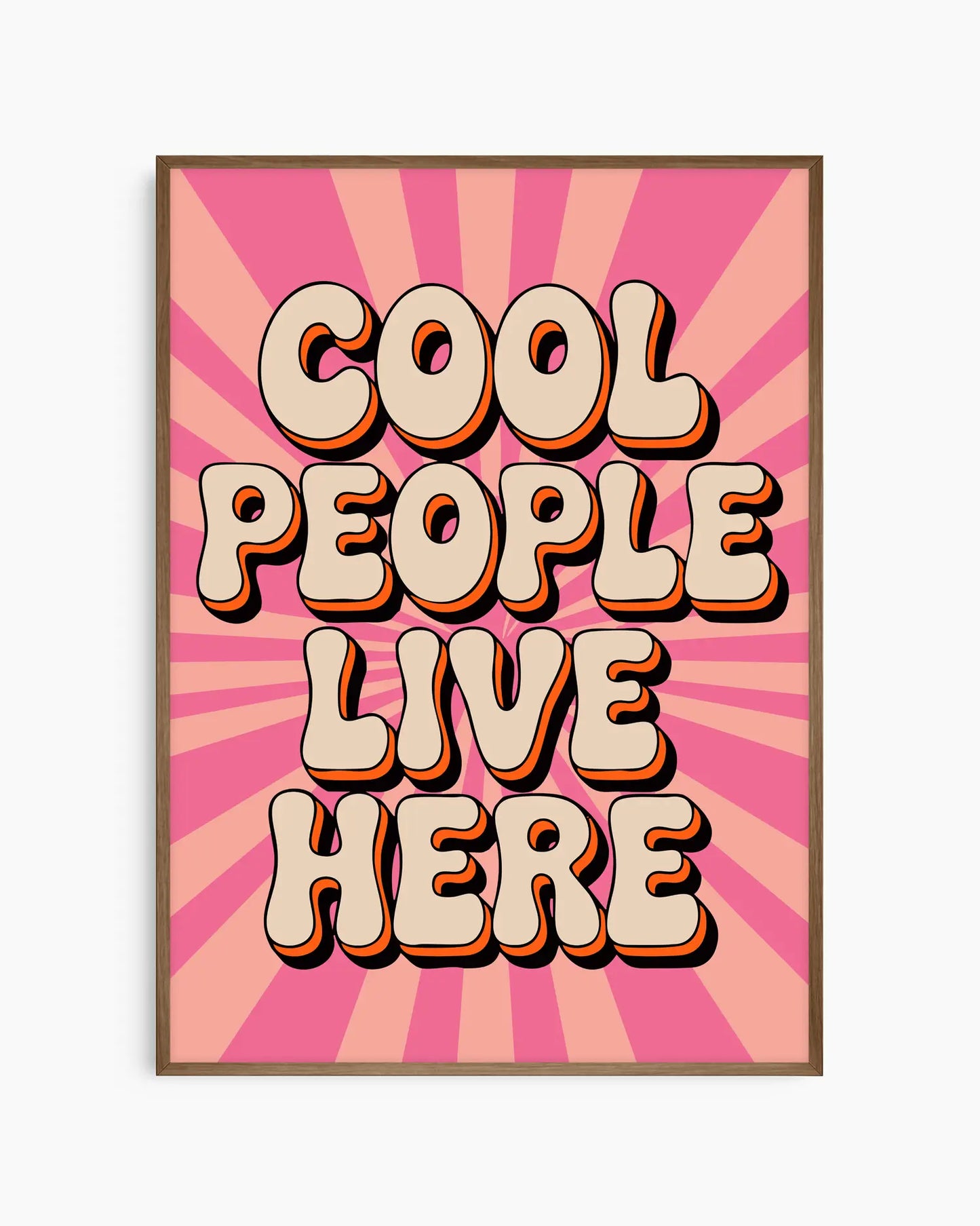 "Cool people live here" barnrumstavla i mörk ekram. Den djupa ramen ger ett elegant intryck och balanserar de livliga färgerna – en rolig och samtidigt stilfull detalj i barnrummet.