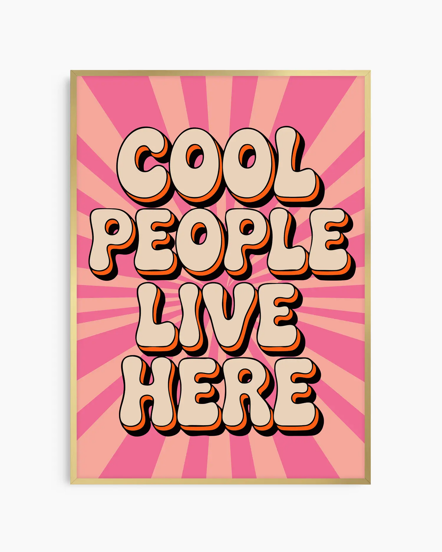 Barntavla med texten "Cool people live here" i guld aluminiumram. Den gyllene ramen tillför en elegant touch till den retroinspirerade designen och gör tavlan till ett unikt blickfång i barnrummet.