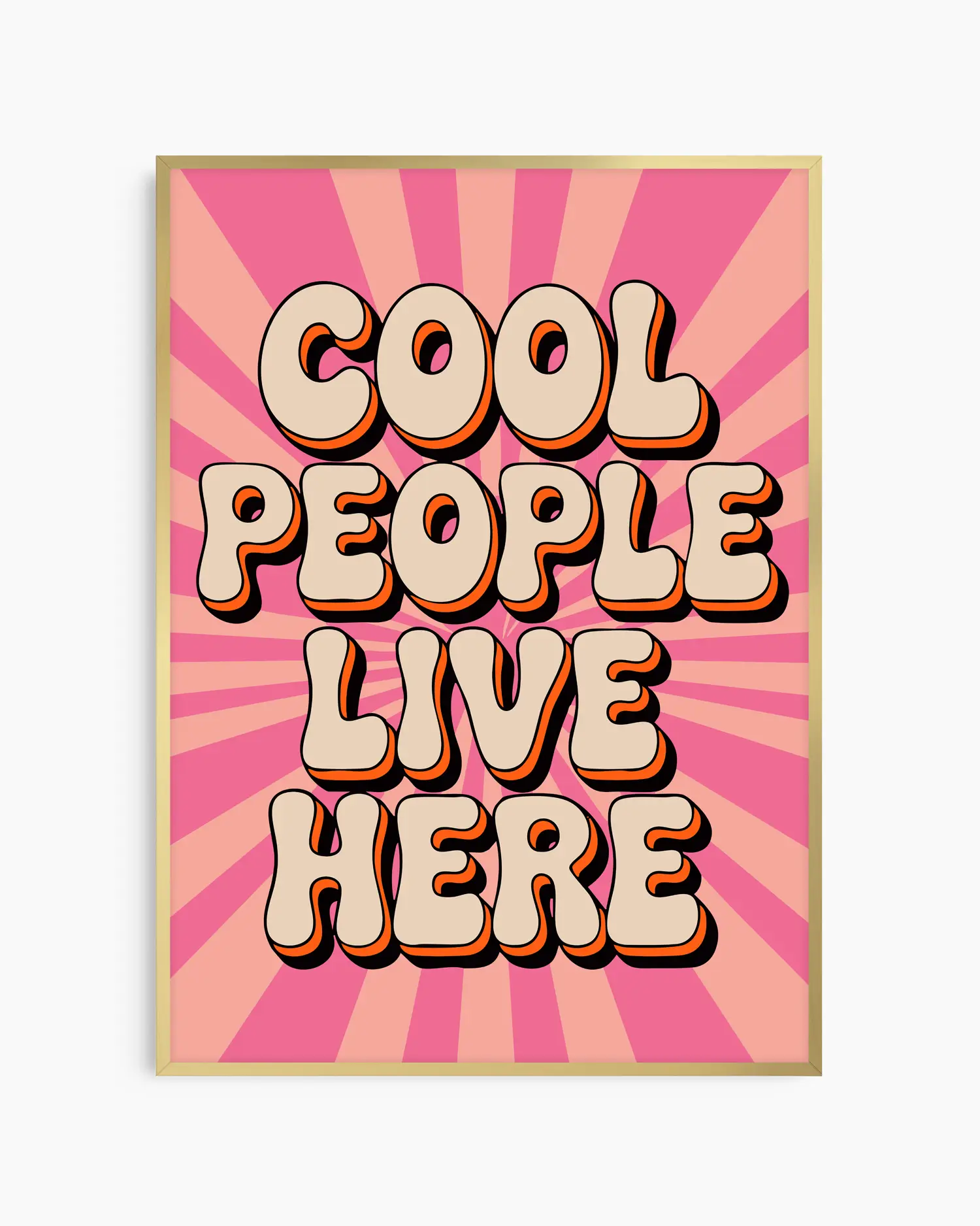 Barntavla med texten "Cool people live here" i guld aluminiumram. Den gyllene ramen tillför en elegant touch till den retroinspirerade designen och gör tavlan till ett unikt blickfång i barnrummet.