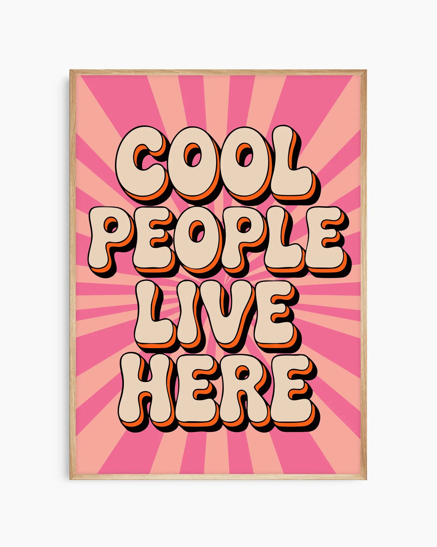 Barntavla med texten "Cool people live here" i ekram. Den naturliga ramen framhäver de glada färgerna och skapar en harmonisk kontrast som passar perfekt i moderna barnrum med skandinavisk stil.