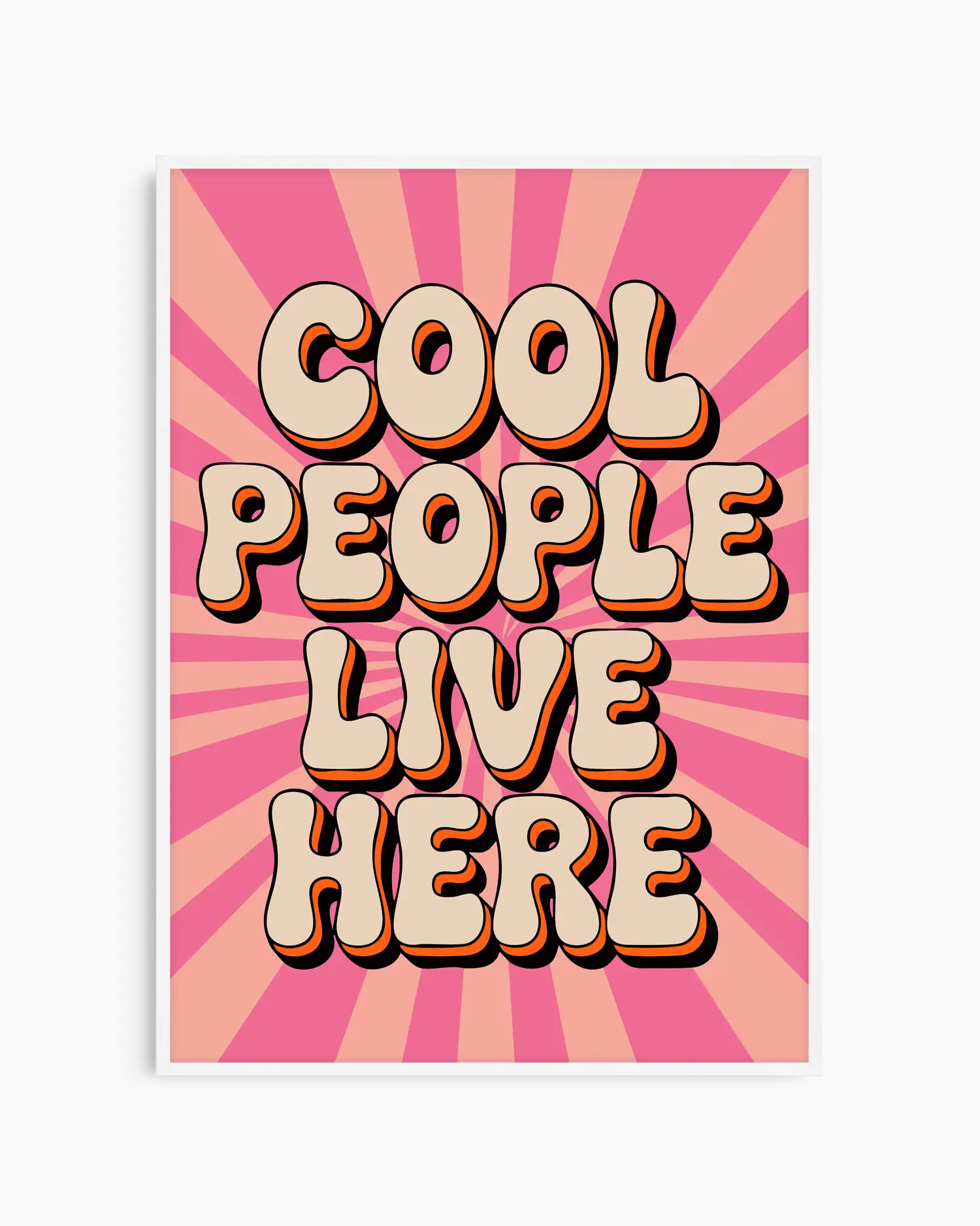 "Cool people live here" barnrumstavla i vit ram. Den ljusa ramen förstärker den färgglada designen och ger tavlan ett fräscht och lekfullt uttryck – perfekt som väggkonst för barnrum.