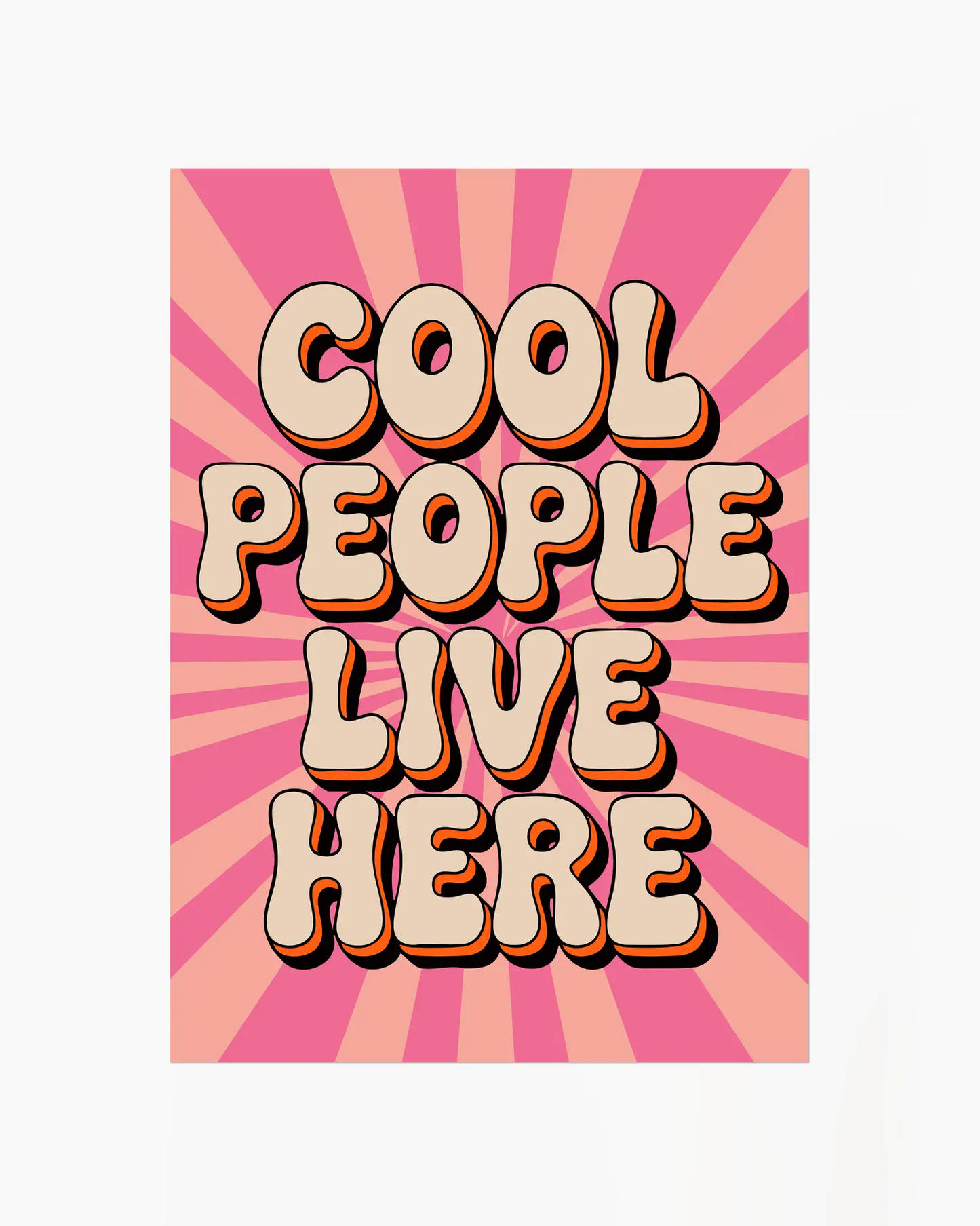 Barntavla med texten "Cool people live here" i retrostil med rosa bakgrund och bokstäver i beige och orange. En färgstark och lekfull barntavla som sprider glädje och personlighet i barnrum och lekrum.