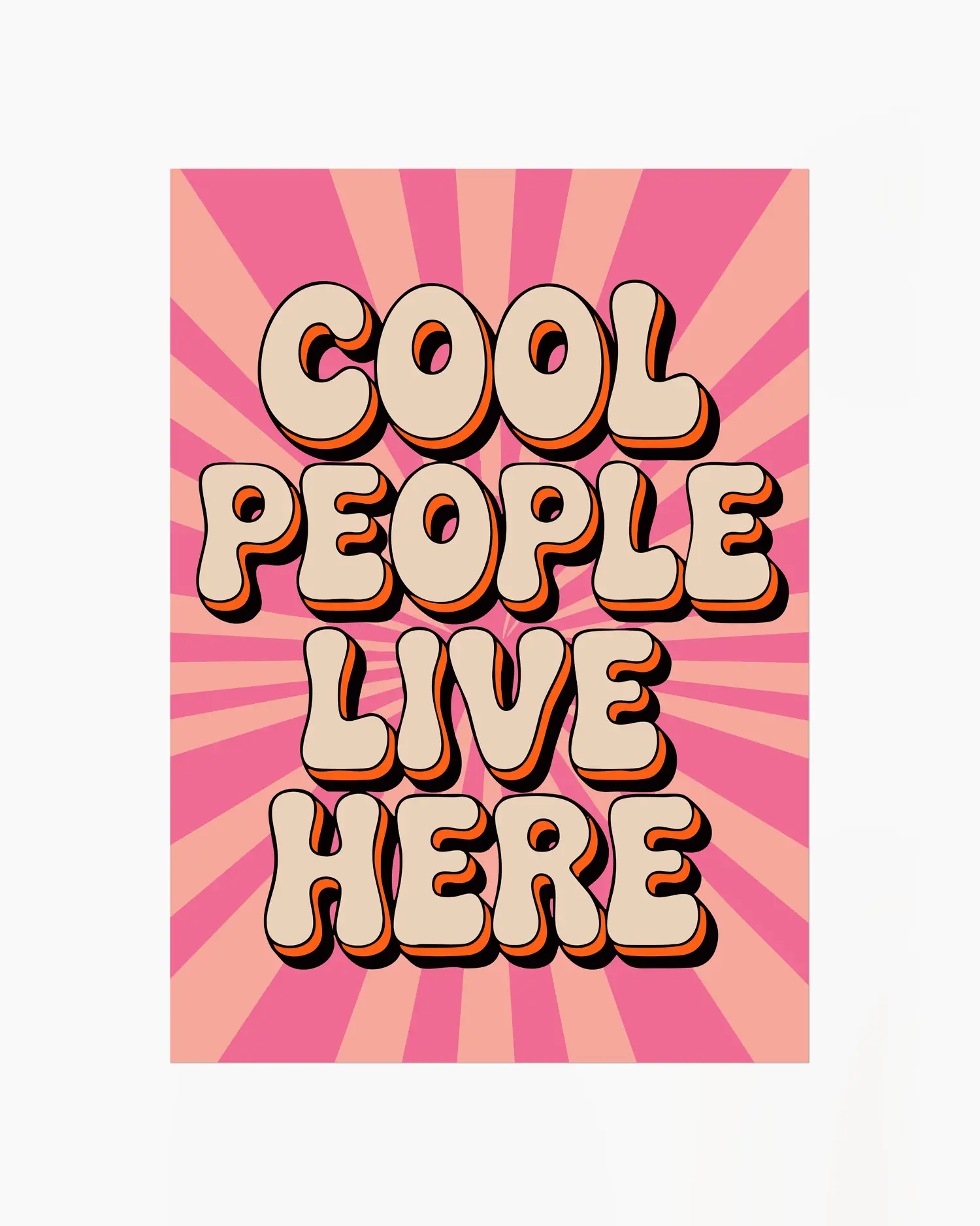 Barntavla med texten "Cool people live here" i retrostil med rosa bakgrund och bokstäver i beige och orange. En färgstark och lekfull barntavla som sprider glädje och personlighet i barnrum och lekrum.