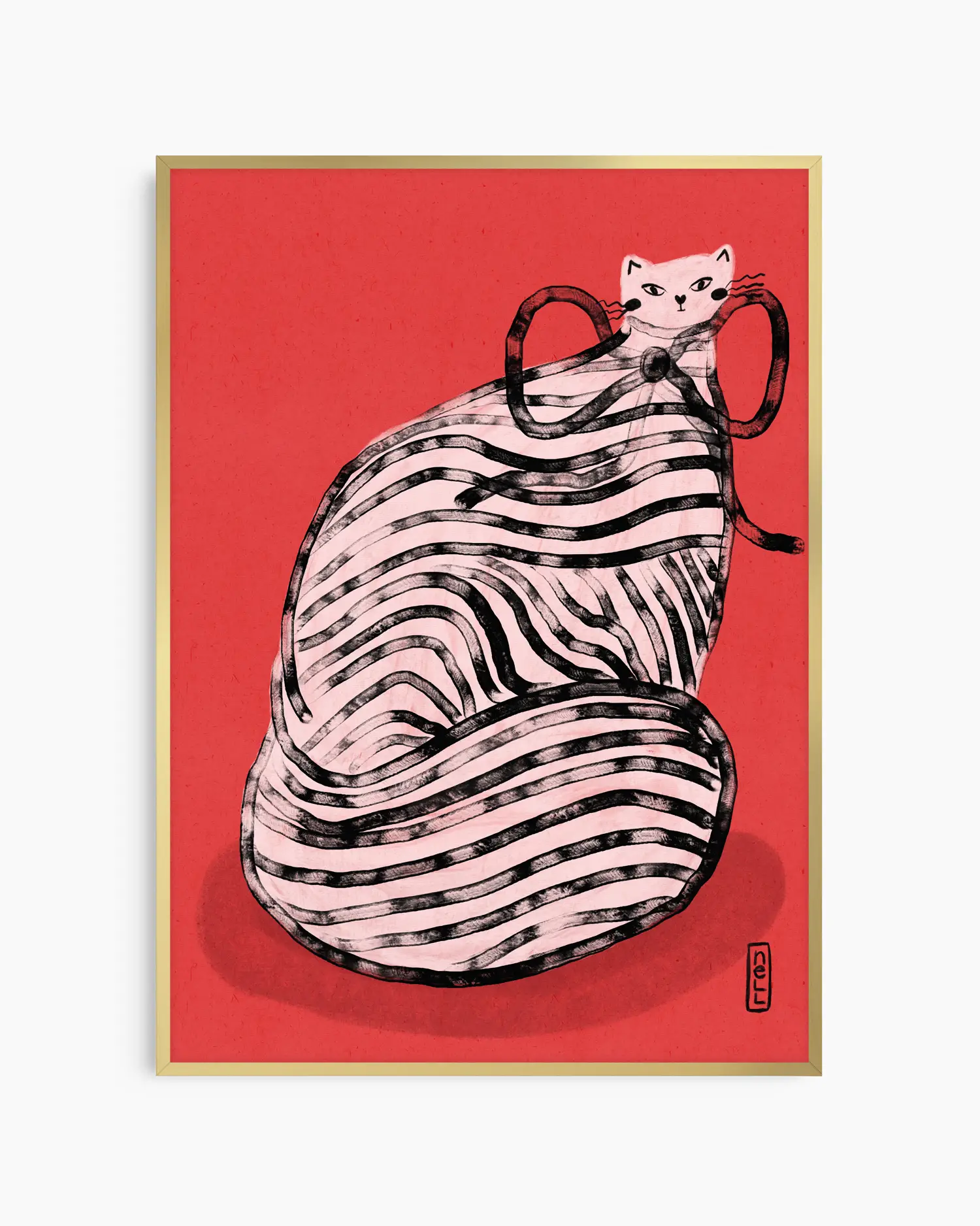 Barntavla med unik kattillustration i svart och vitt mot röd bakgrund, inramad i guld aluminiumram som skapar en elegant kontrast.