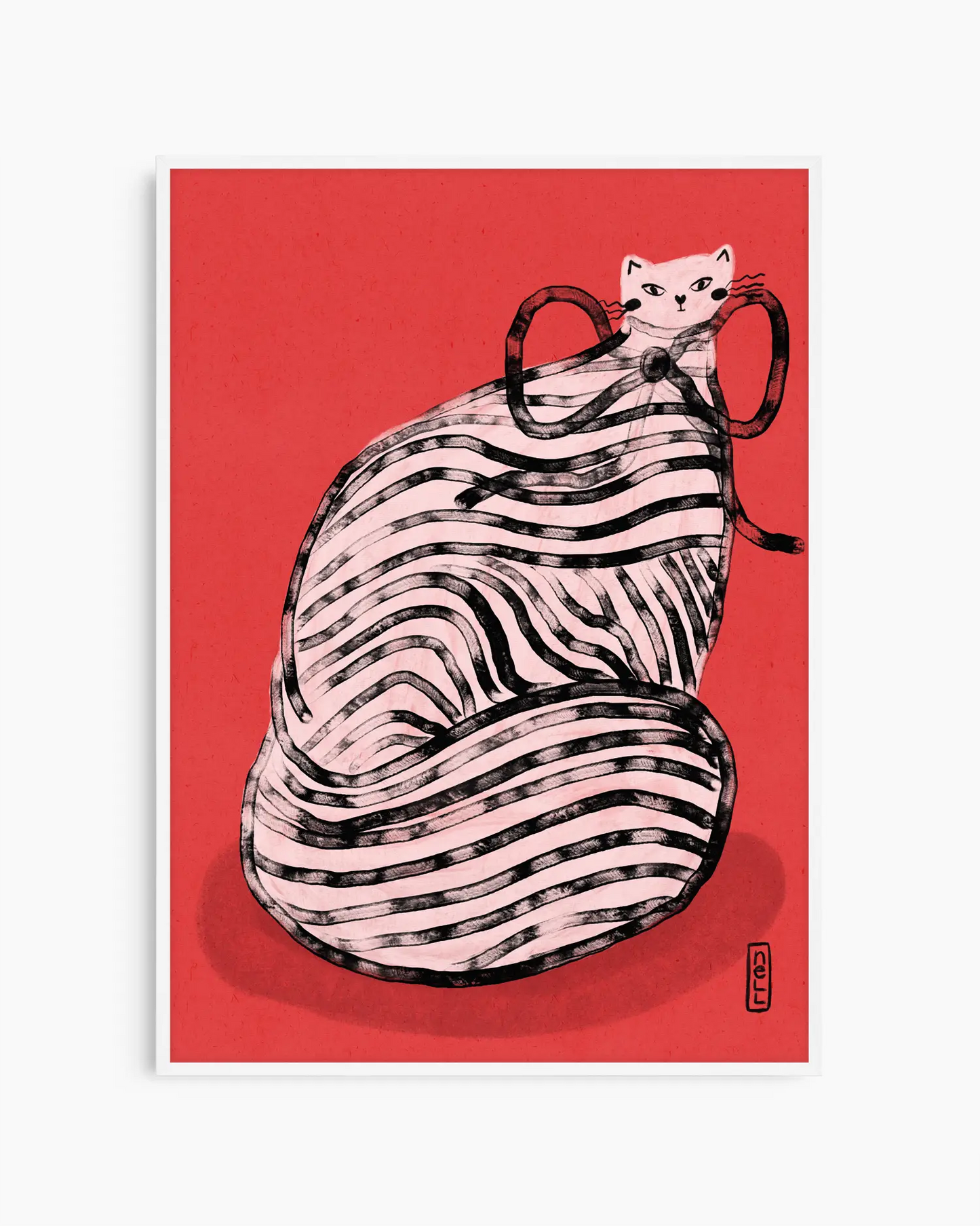 Barntavla med uttrycksfull kattillustration på röd bakgrund, inramad i vit träram för ett mjukare och ljusare uttryck.