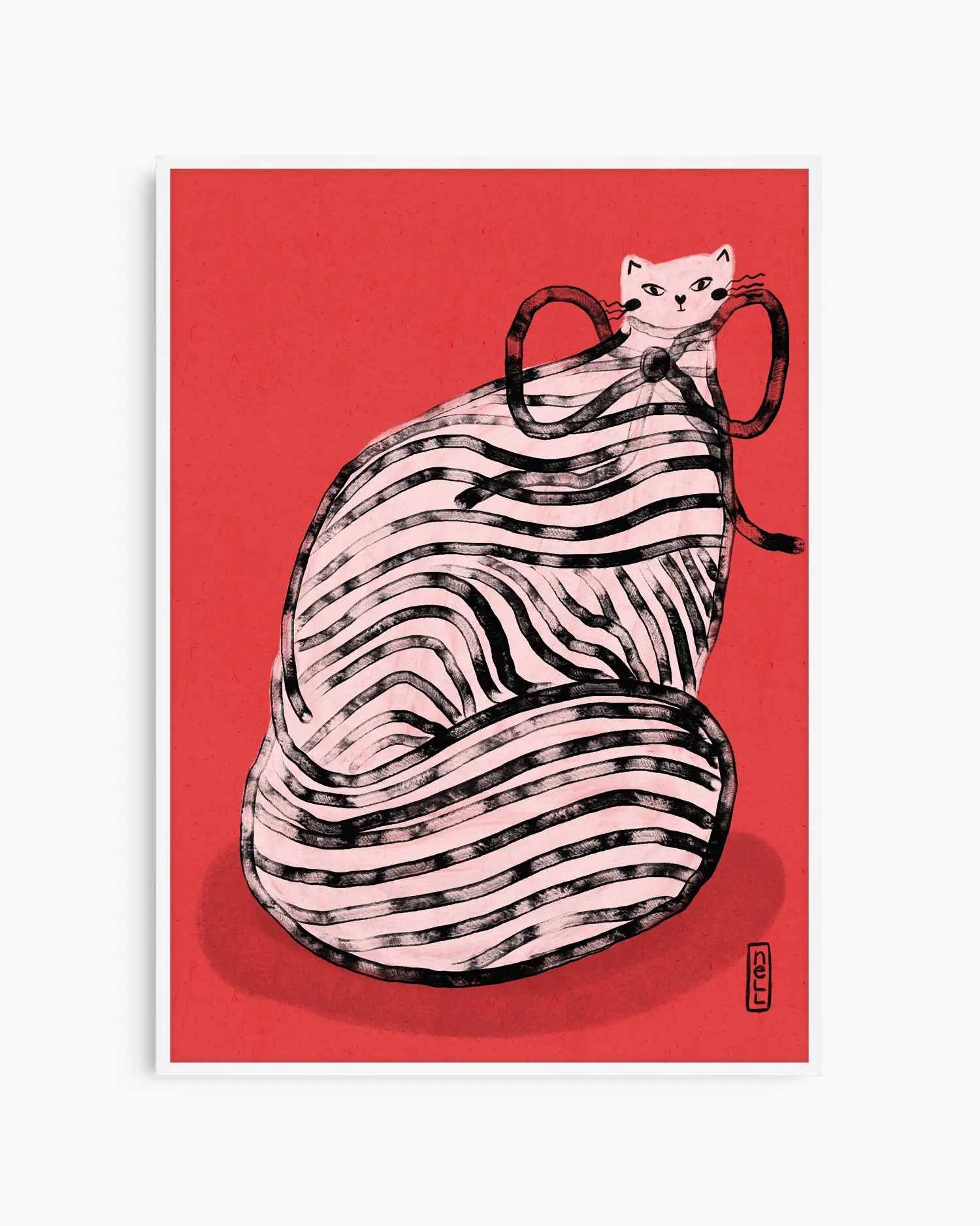 Barntavla med uttrycksfull kattillustration på röd bakgrund, inramad i vit träram för ett mjukare och ljusare uttryck.
