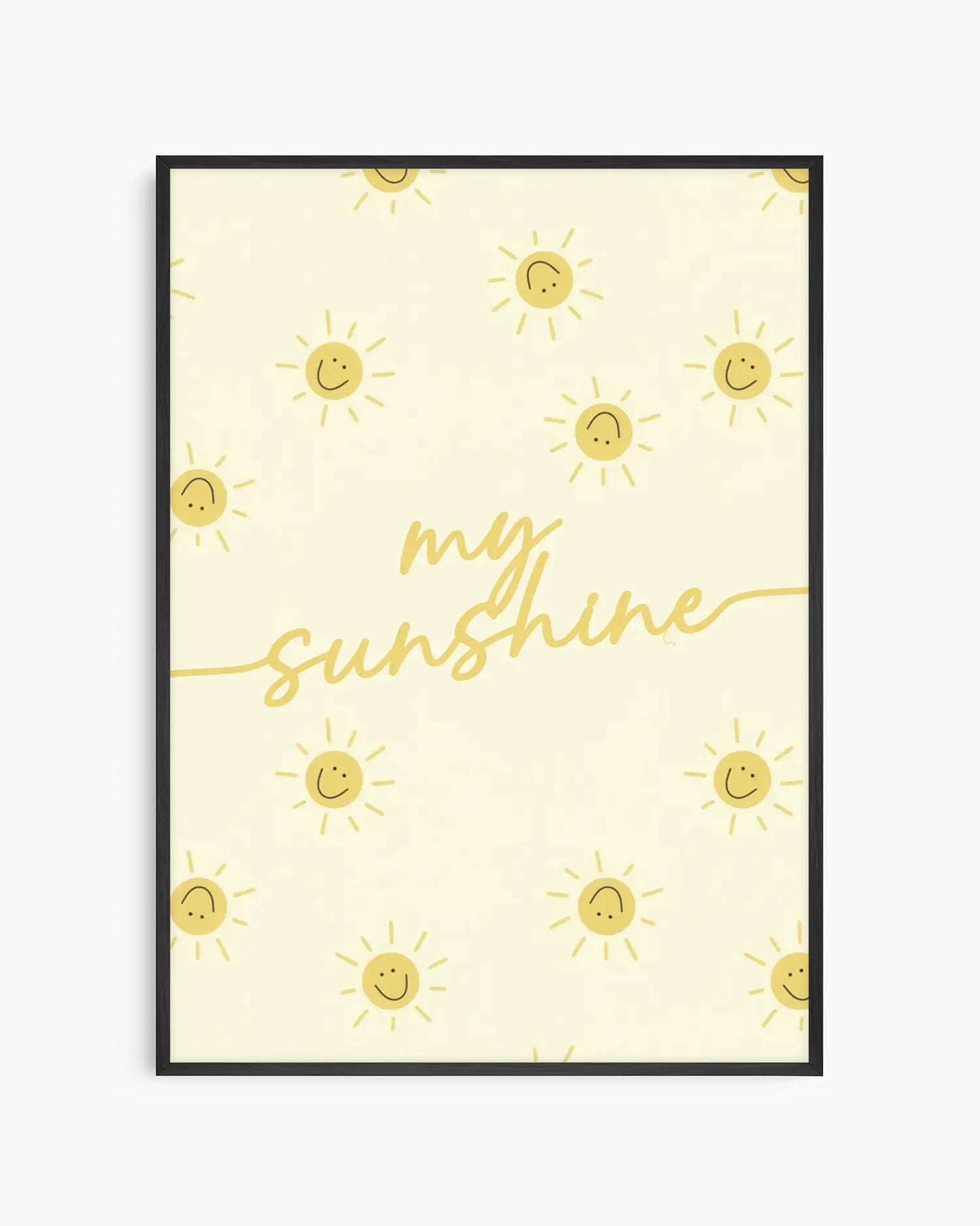 Barntavla med texten "my sunshine" i mjuk gul handskriven stil omgivet av små glada solar på ljusgul bakgrund, inramad i svart träram.