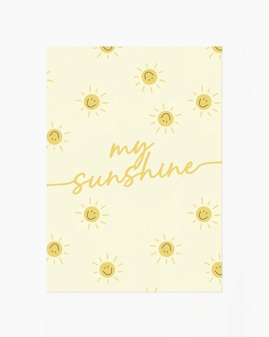 Barntavla med små illustrerade solar och texten "my sunshine" i mjuk gul ton på ljusgul bakgrund.
