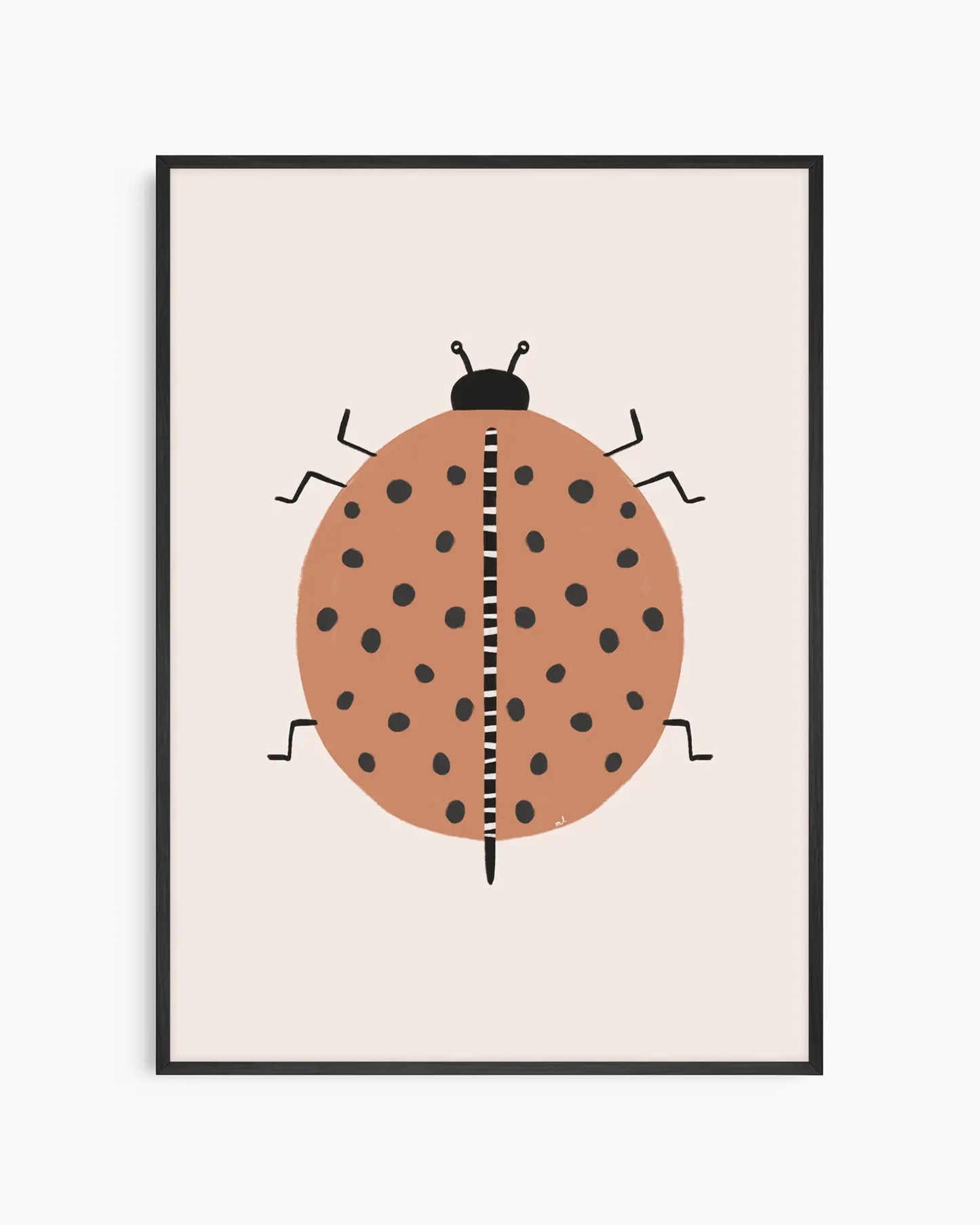 Barntavla med stiliserad nyckelpiga i varm brun ton med svarta prickar och grafiska ben mot ljus bakgrund, inramad i svart träram.