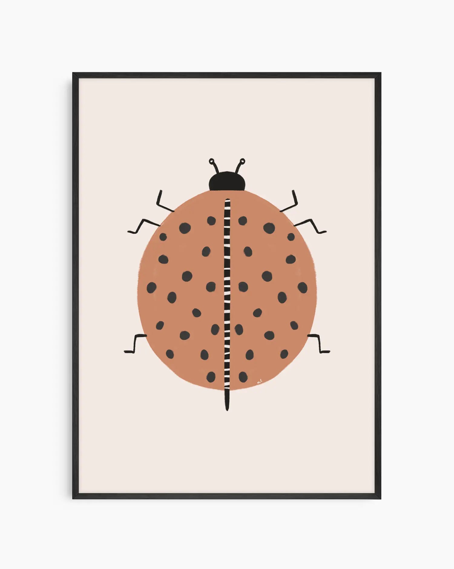 Barntavla med stiliserad nyckelpiga i varm brun ton med svarta prickar och grafiska ben mot ljus bakgrund, inramad i svart träram.