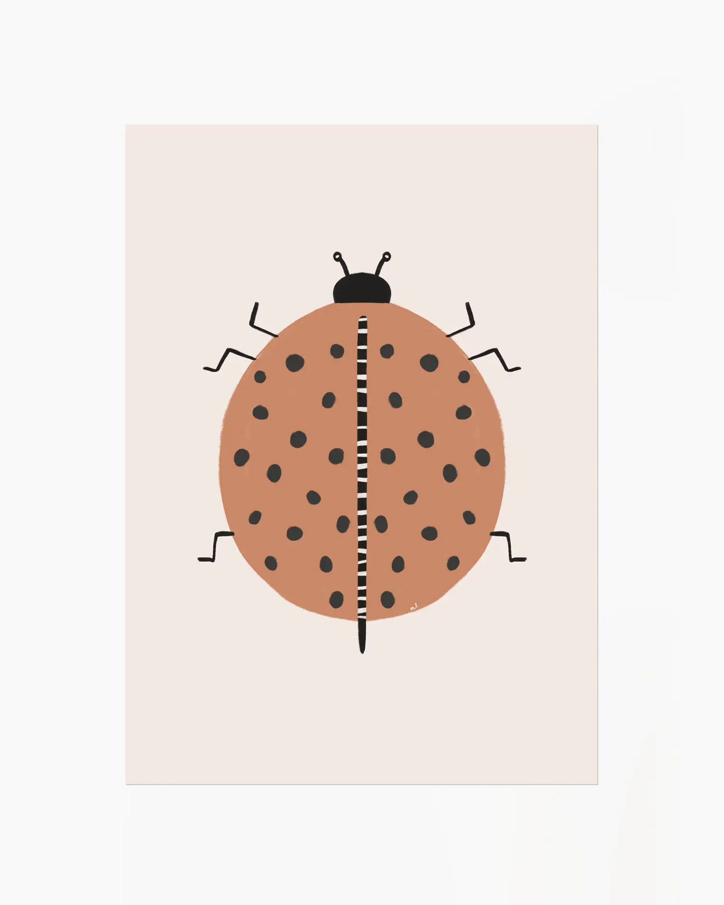 Barntavla med illustrerad nyckelpiga i rund form och grafiskt uttryck på ljus bakgrund.