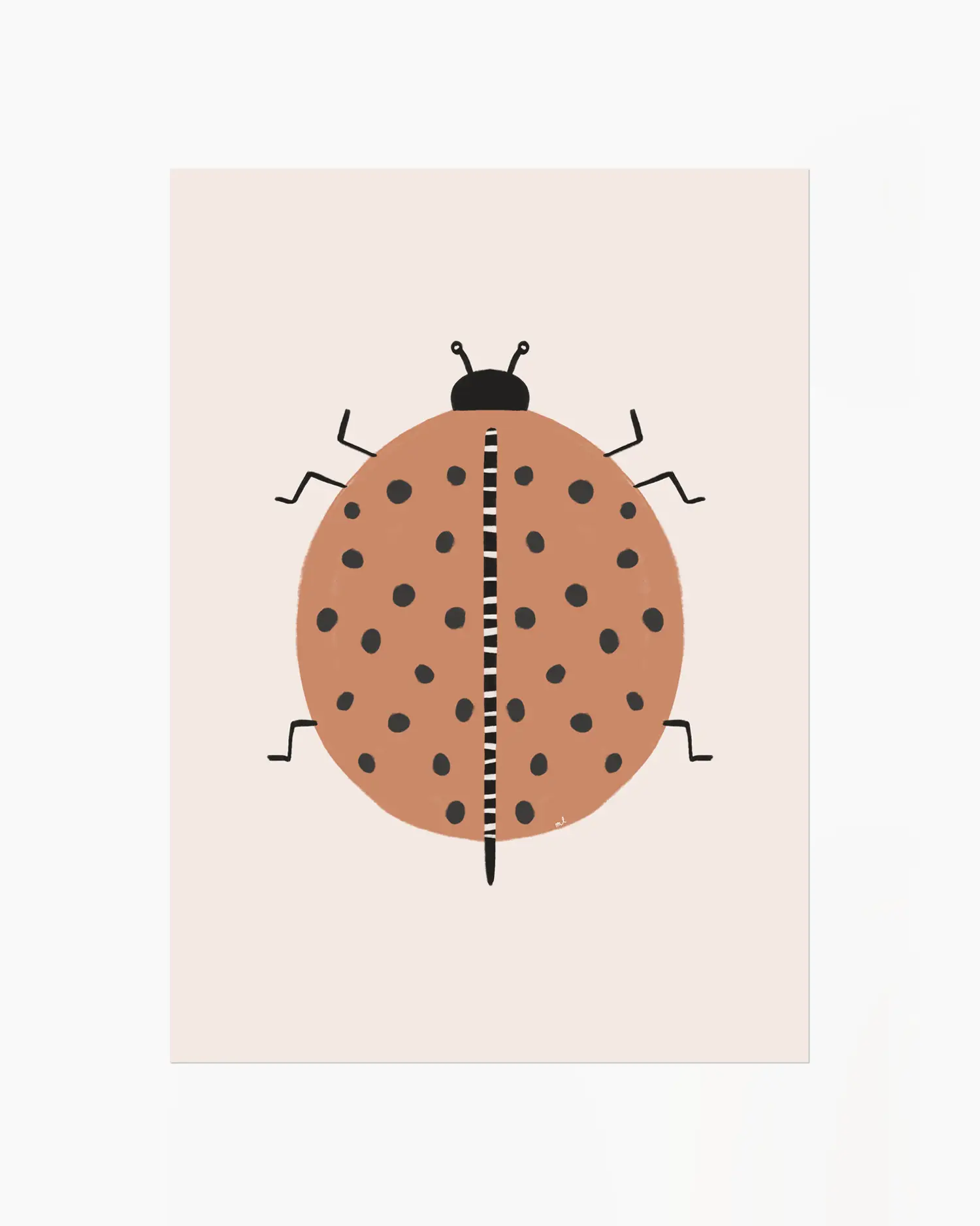 Barntavla med illustrerad nyckelpiga i rund form och grafiskt uttryck på ljus bakgrund.