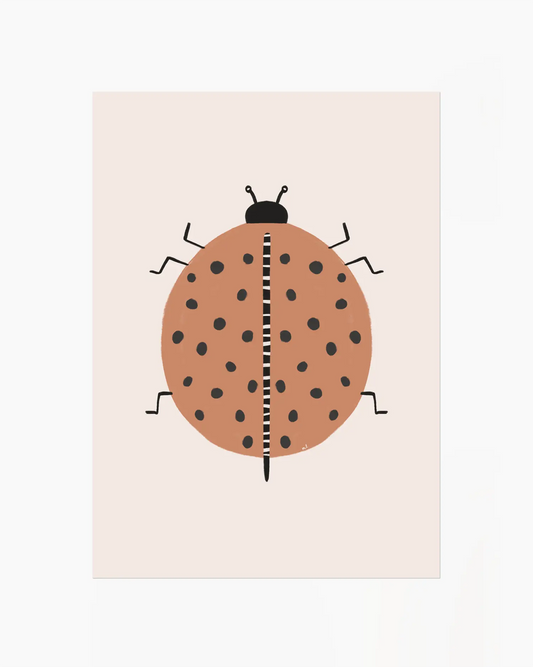 Barntavla med illustrerad nyckelpiga i rund form och grafiskt uttryck på ljus bakgrund.