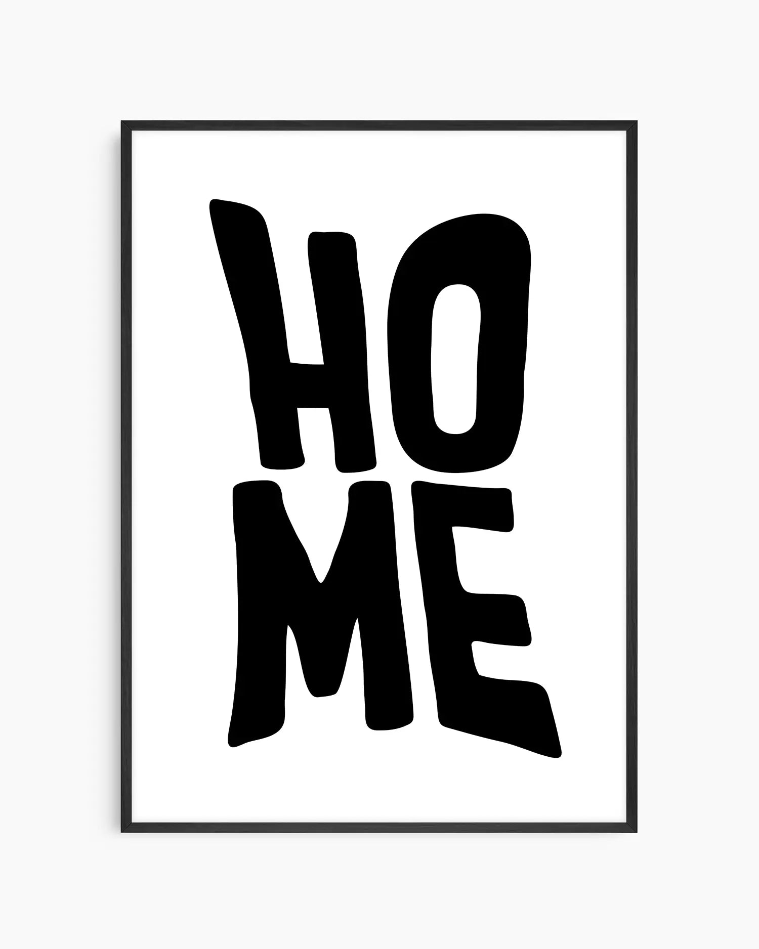 "HOME" barntavla med svart text på vit bakgrund i svart träram. En grafisk och tidlös väggdekoration med lekfull typografi – perfekt i barnrum eller hall.