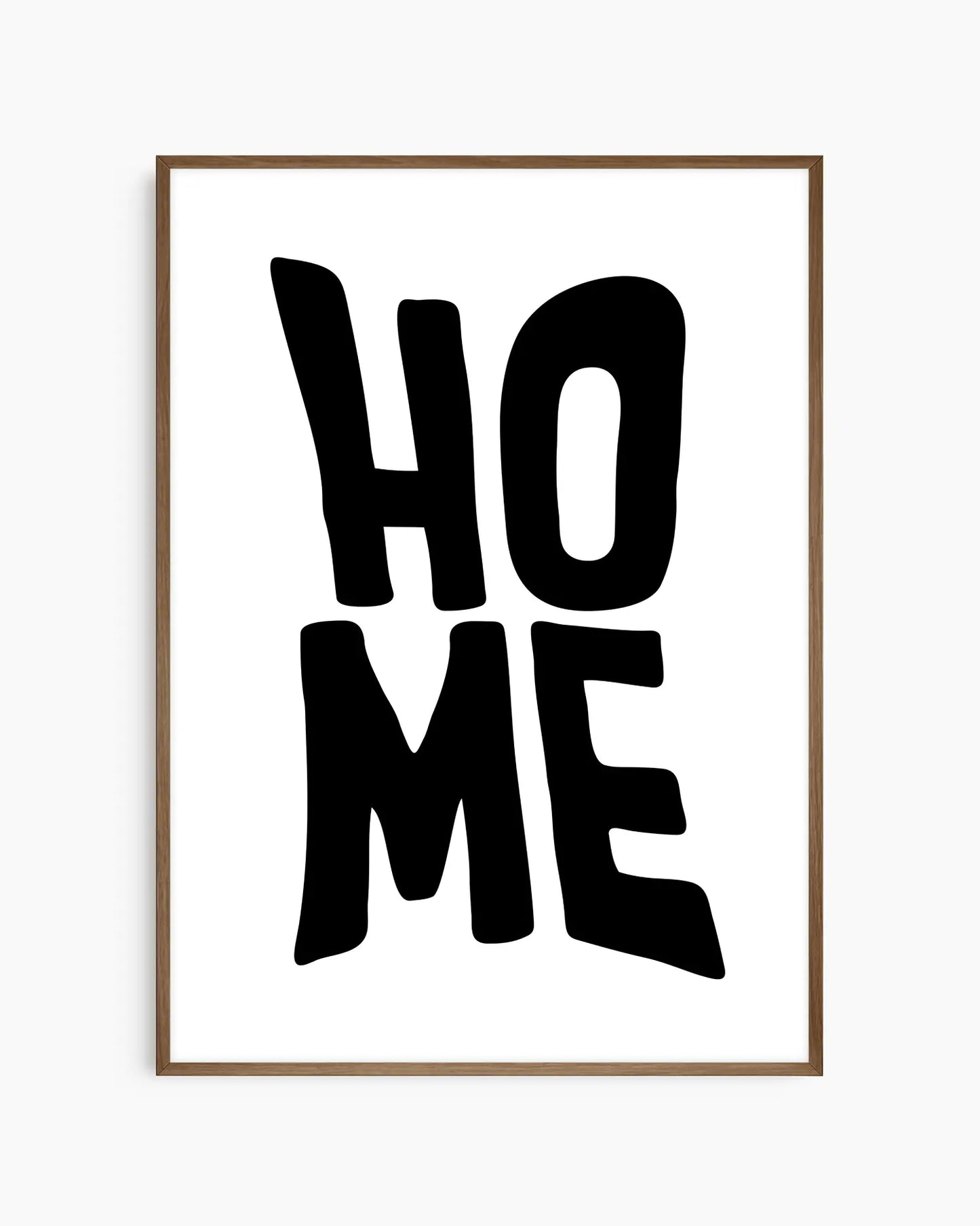 "HOME" barntavla inramad i mörk ek, där kontrasten mellan den vita bakgrunden och den mörka ramen skapar ett elegant uttryck som passar både barnrum och moderna hem.