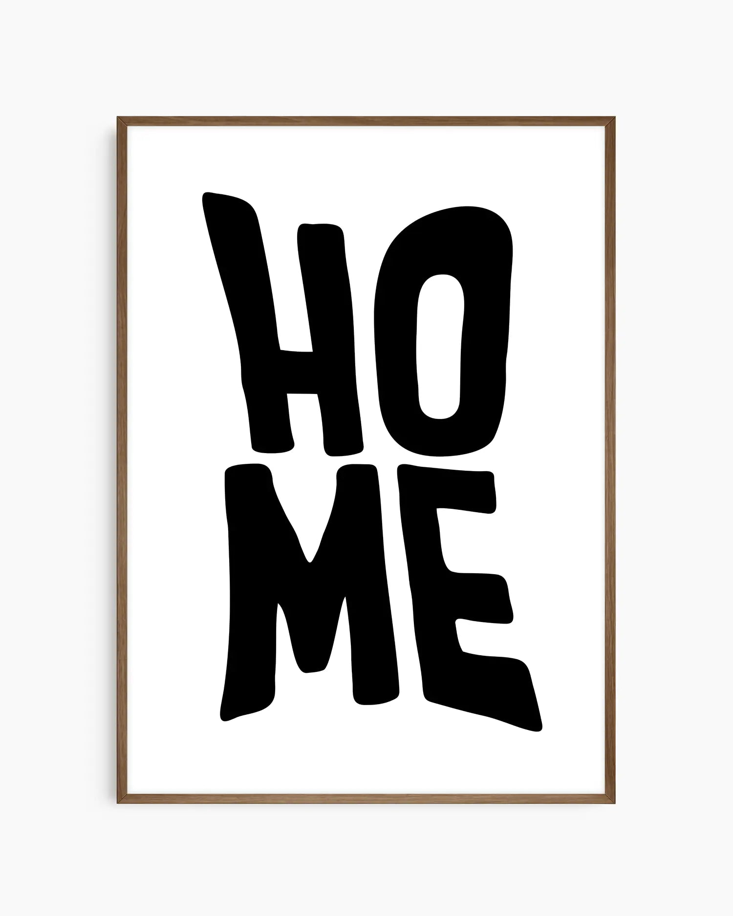 "HOME" barntavla inramad i mörk ek, där kontrasten mellan den vita bakgrunden och den mörka ramen skapar ett elegant uttryck som passar både barnrum och moderna hem.