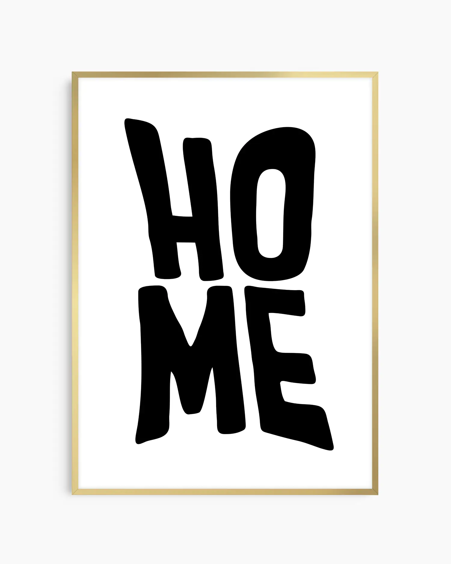 Barntavla med texten "HOME" i svart typografi, inramad i en elegant guld aluminiumram. Den gyllene tonen ger ett varmt, stilfullt lyft till barnrummet eller hemmets väggkonst.