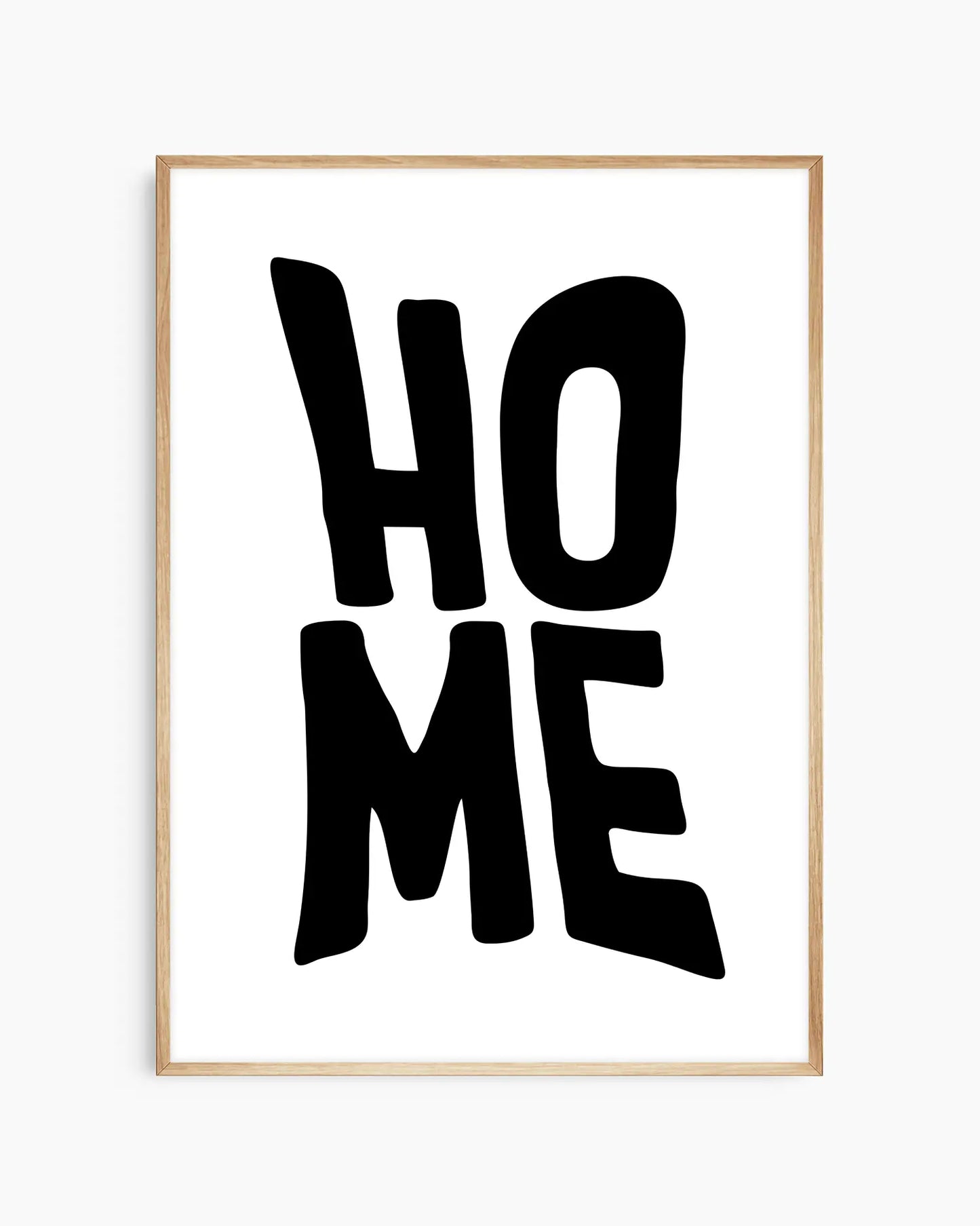 Barntavla med texten "HOME" i svart handritad typografi, inramad i träram av ek. En minimalistisk barntavla som tillför naturlig värme och skandinavisk design till barnrummet.