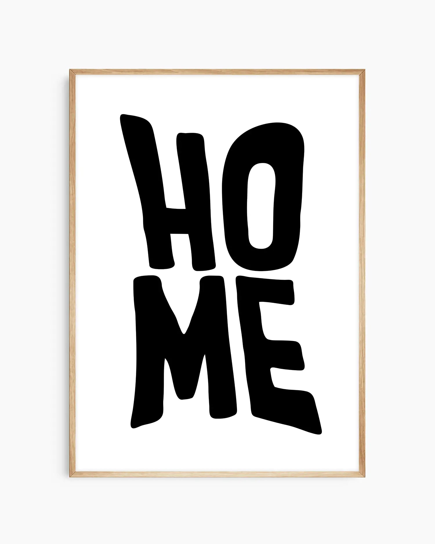 Barntavla med texten "HOME" i svart handritad typografi, inramad i träram av ek. En minimalistisk barntavla som tillför naturlig värme och skandinavisk design till barnrummet.
