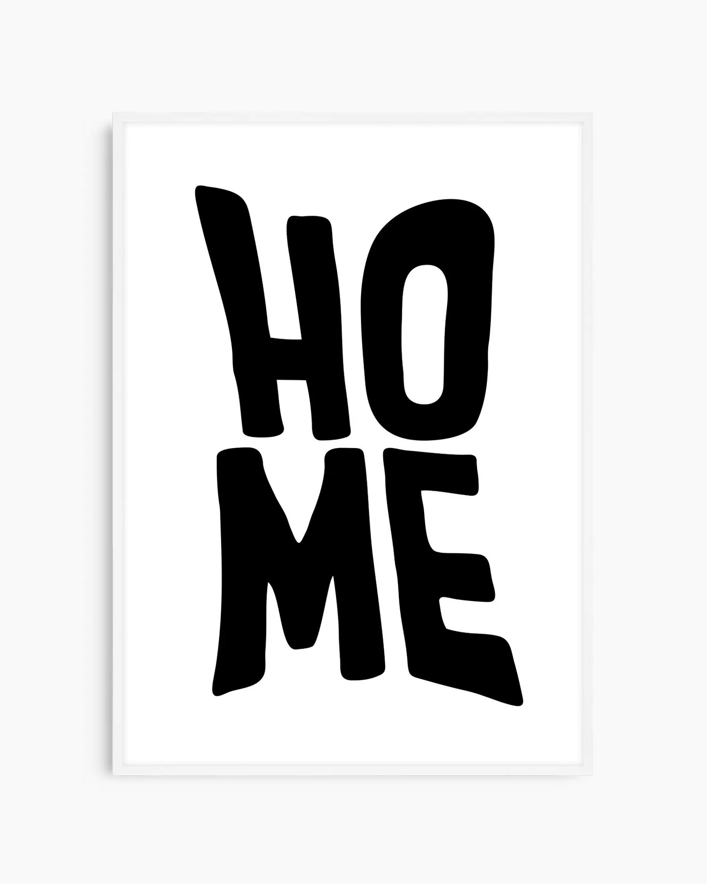 Barntavla med texten "HOME" i svart text mot vit bakgrund, inramad i vit träram för ett ljust och harmoniskt uttryck i barnrum eller babyrum.