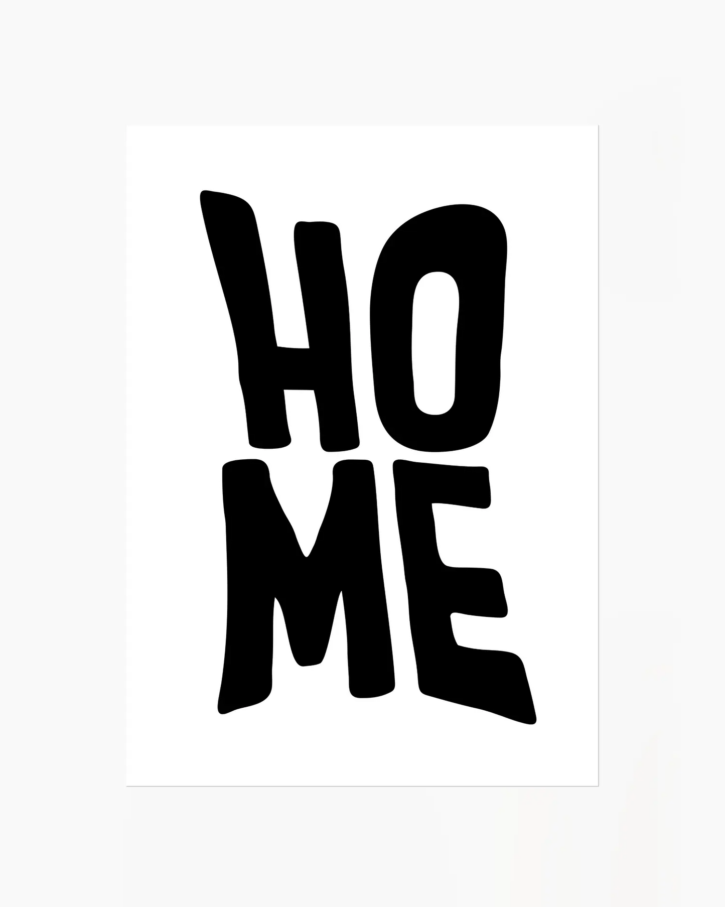 Barntavla med texten "HOME" i svart handritad typografi på vit bakgrund. En stilren och modern barntavla med skandinavisk känsla som passar perfekt i barnrum, lekrum eller familjens gemensamma väggkonst.