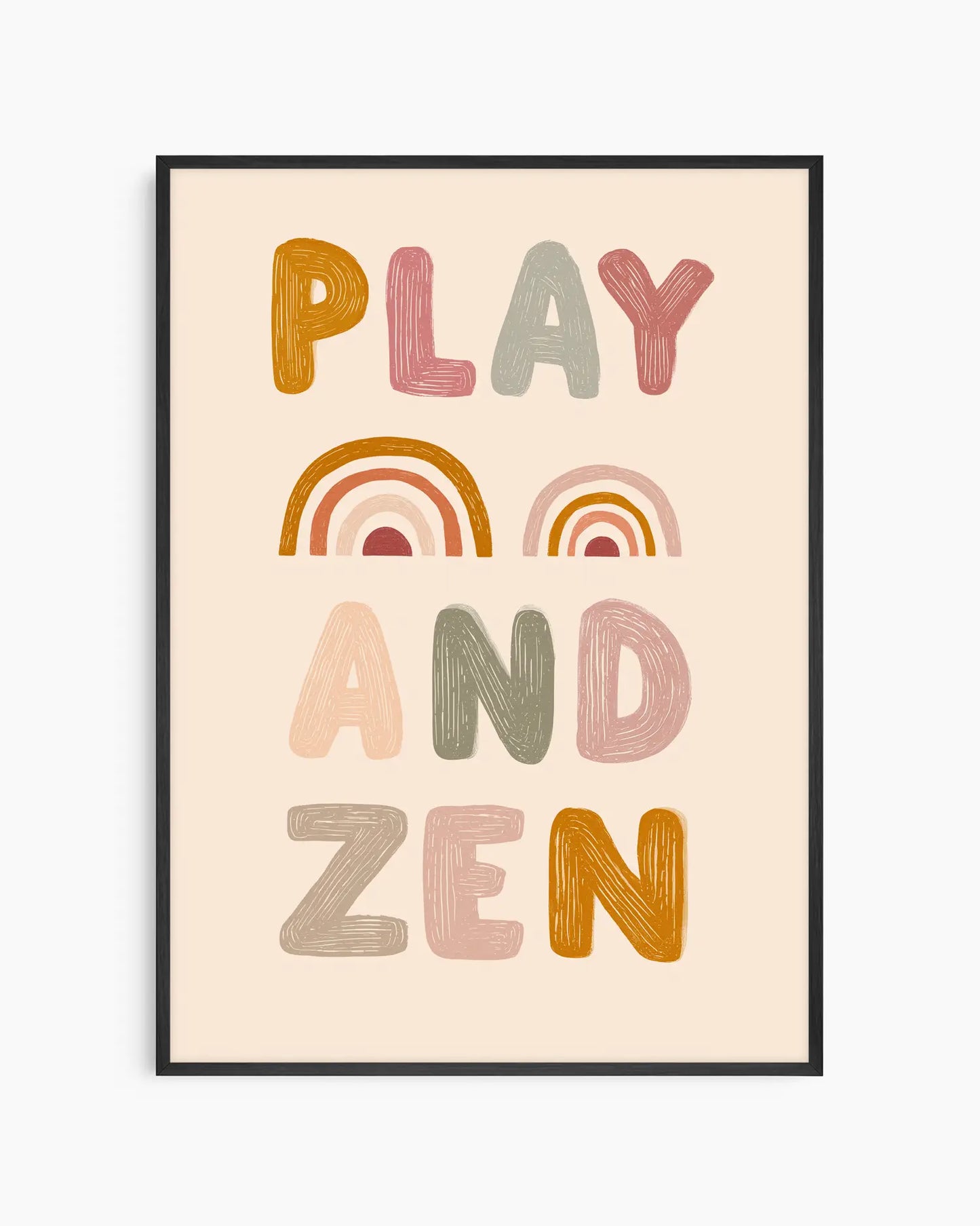 Barntavla med texten "PLAY AND ZEN" i handritad typografi och regnbågsmotiv i jordnära pastelltoner på beige bakgrund, inramad i svart träram.