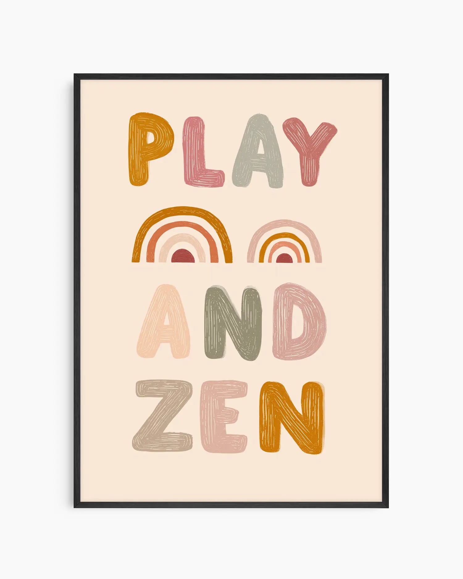 Barntavla med texten "PLAY AND ZEN" i handritad typografi och regnbågsmotiv i jordnära pastelltoner på beige bakgrund, inramad i svart träram.