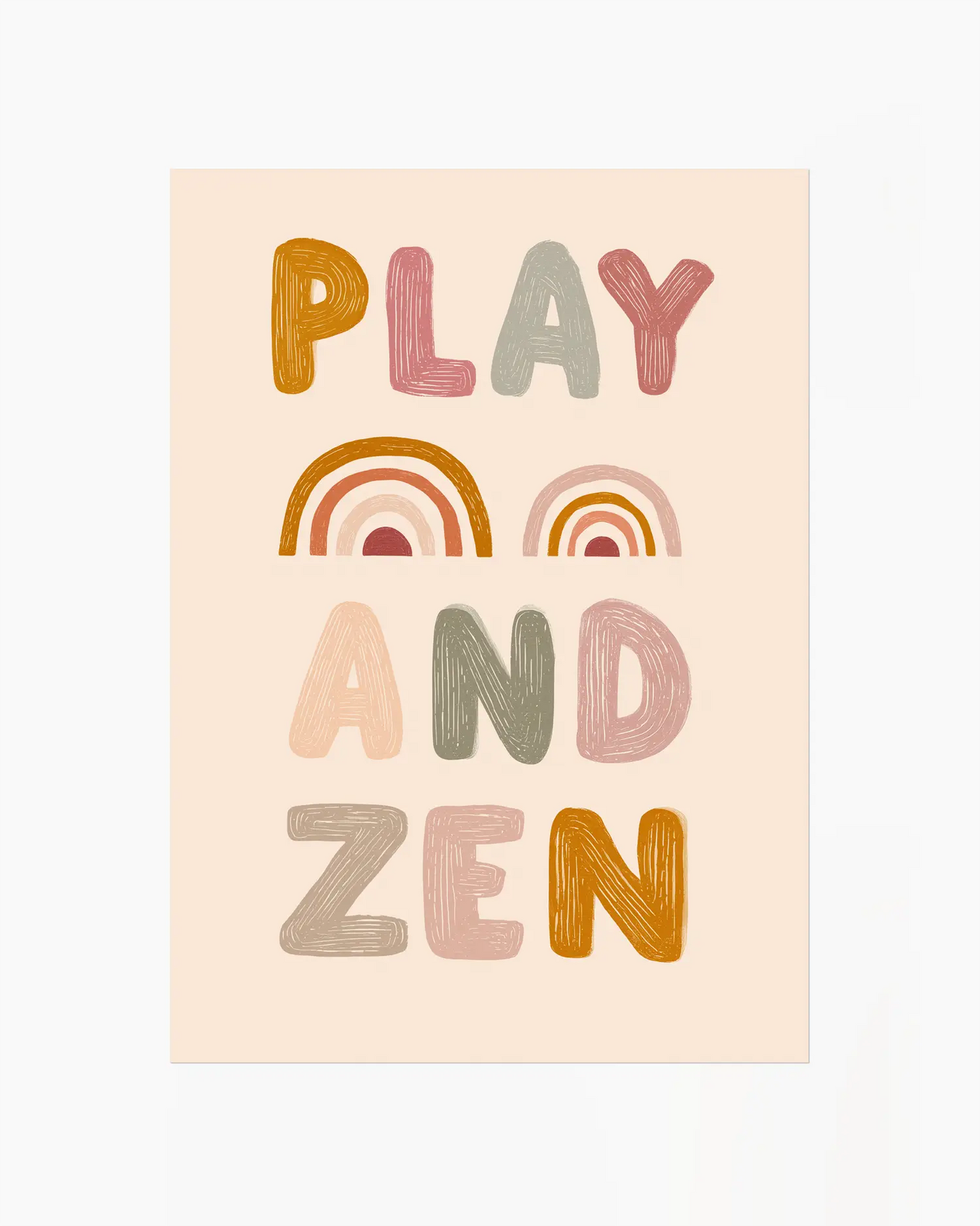 Barntavla med texten "PLAY AND ZEN" i konstnärlig stil och regnbågsmotiv på ljus beige bakgrund, utan ram.