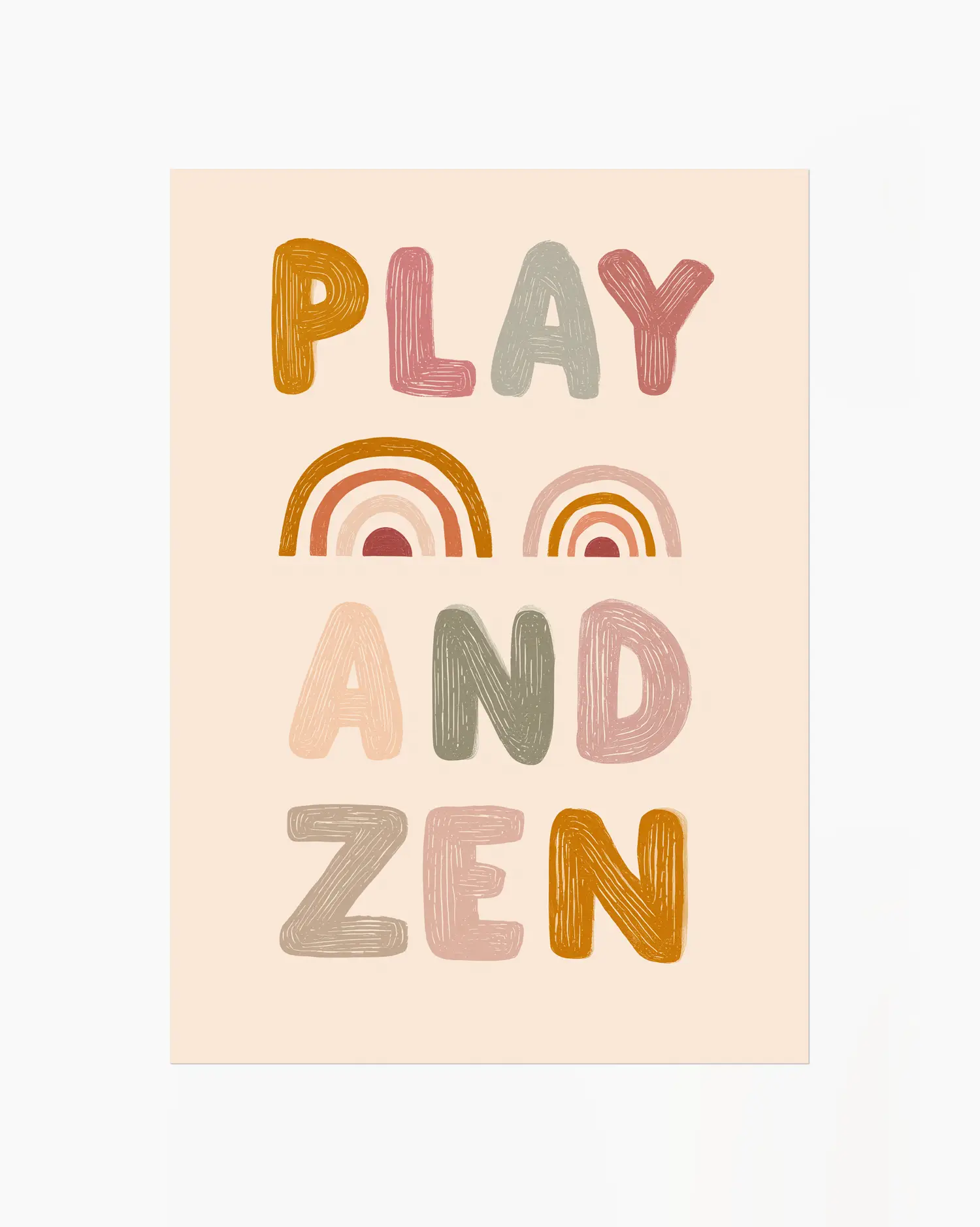 Barntavla med texten "PLAY AND ZEN" i konstnärlig stil och regnbågsmotiv på ljus beige bakgrund, utan ram.