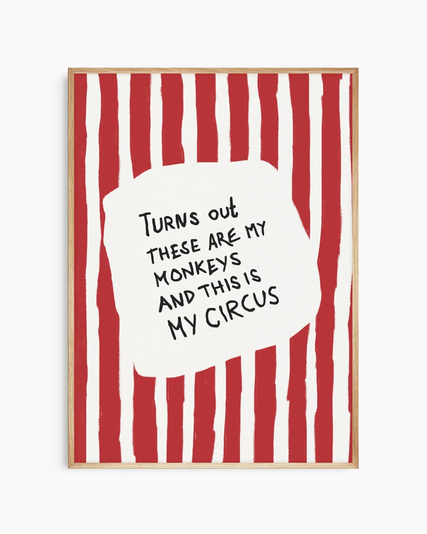 Barntavla med texten "Turns out these are my monkeys and this is my circus" och cirkusinspirerat randmönster, inramad i ekram. En varm och naturlig inramning som passar skandinavisk inredning.