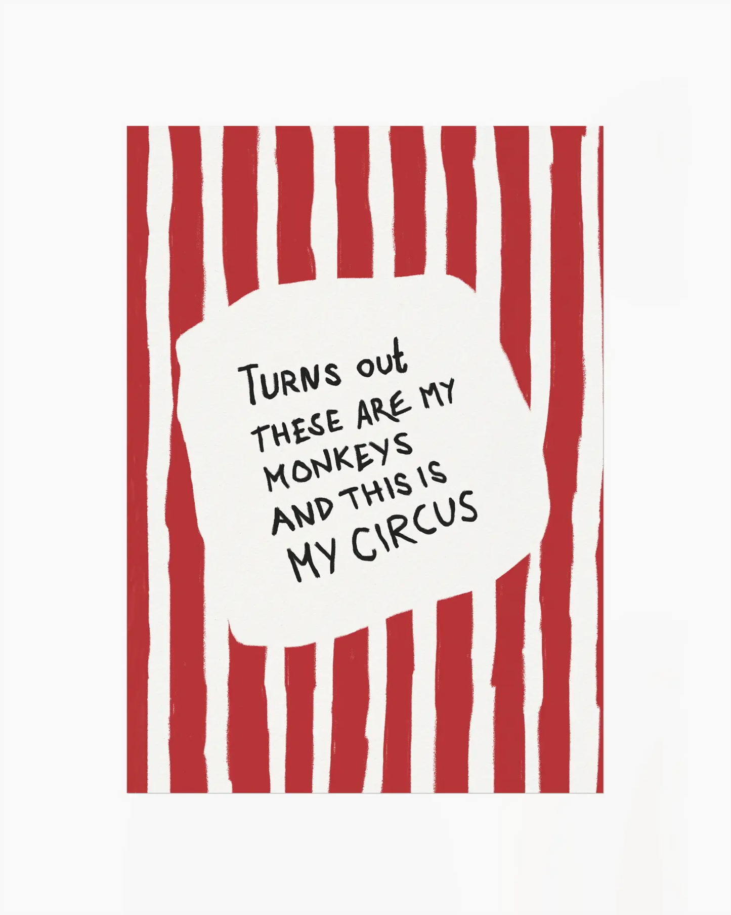Barntavla med texten "Turns out these are my monkeys and this is my circus" på röd- och vitrandig bakgrund. En livlig och humoristisk design som sprider glädje i barnrummet.