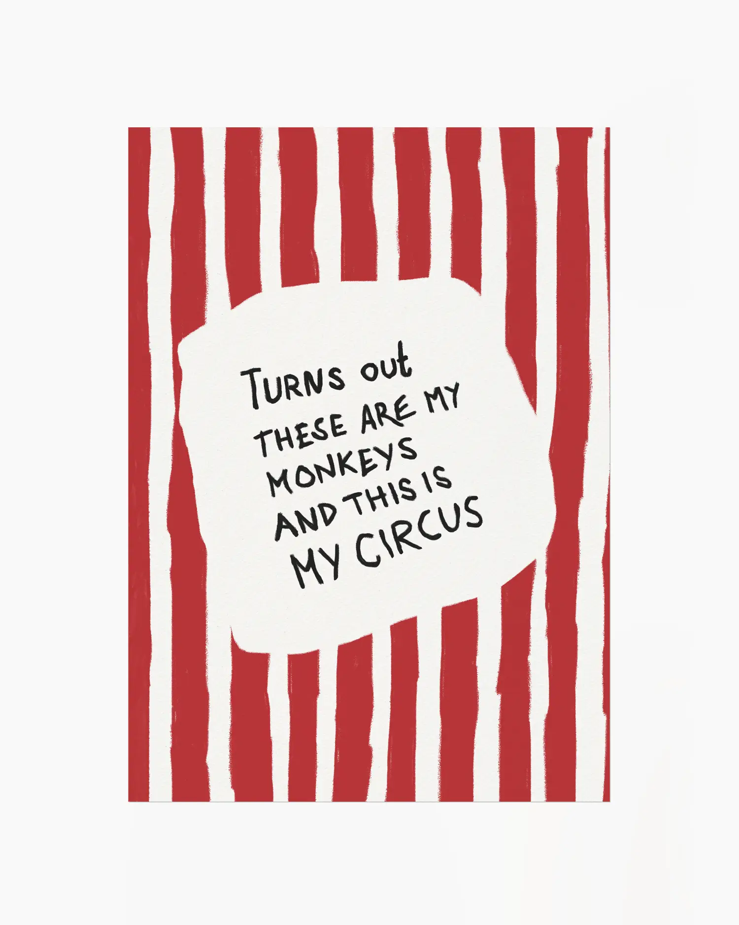 Barntavla med texten "Turns out these are my monkeys and this is my circus" på röd- och vitrandig bakgrund. En livlig och humoristisk design som sprider glädje i barnrummet.