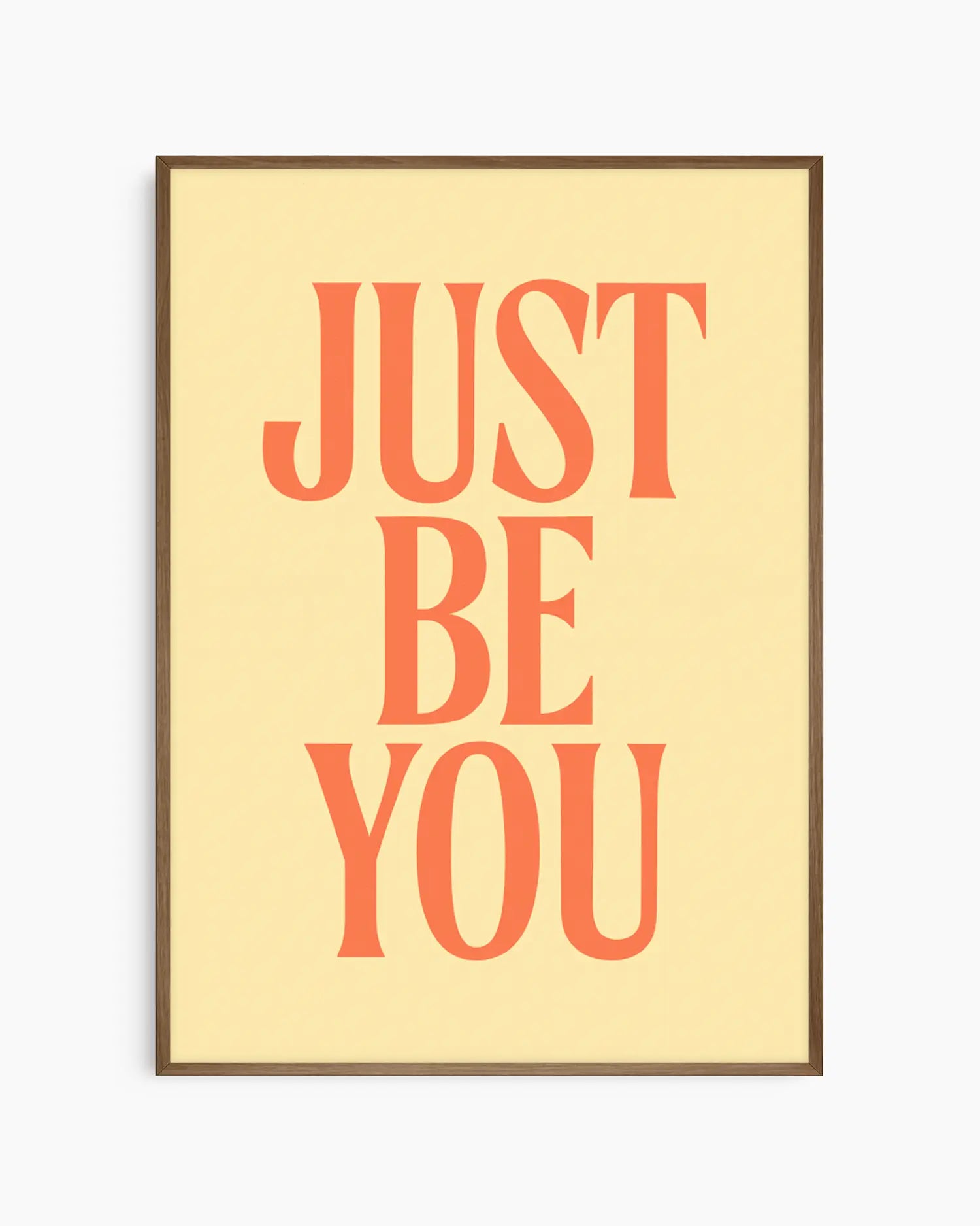 Barntavla med "JUST BE YOU" i orange text mot mjukt gul bakgrund, inramad i mörk ekram. En varm och uppmuntrande illustration.