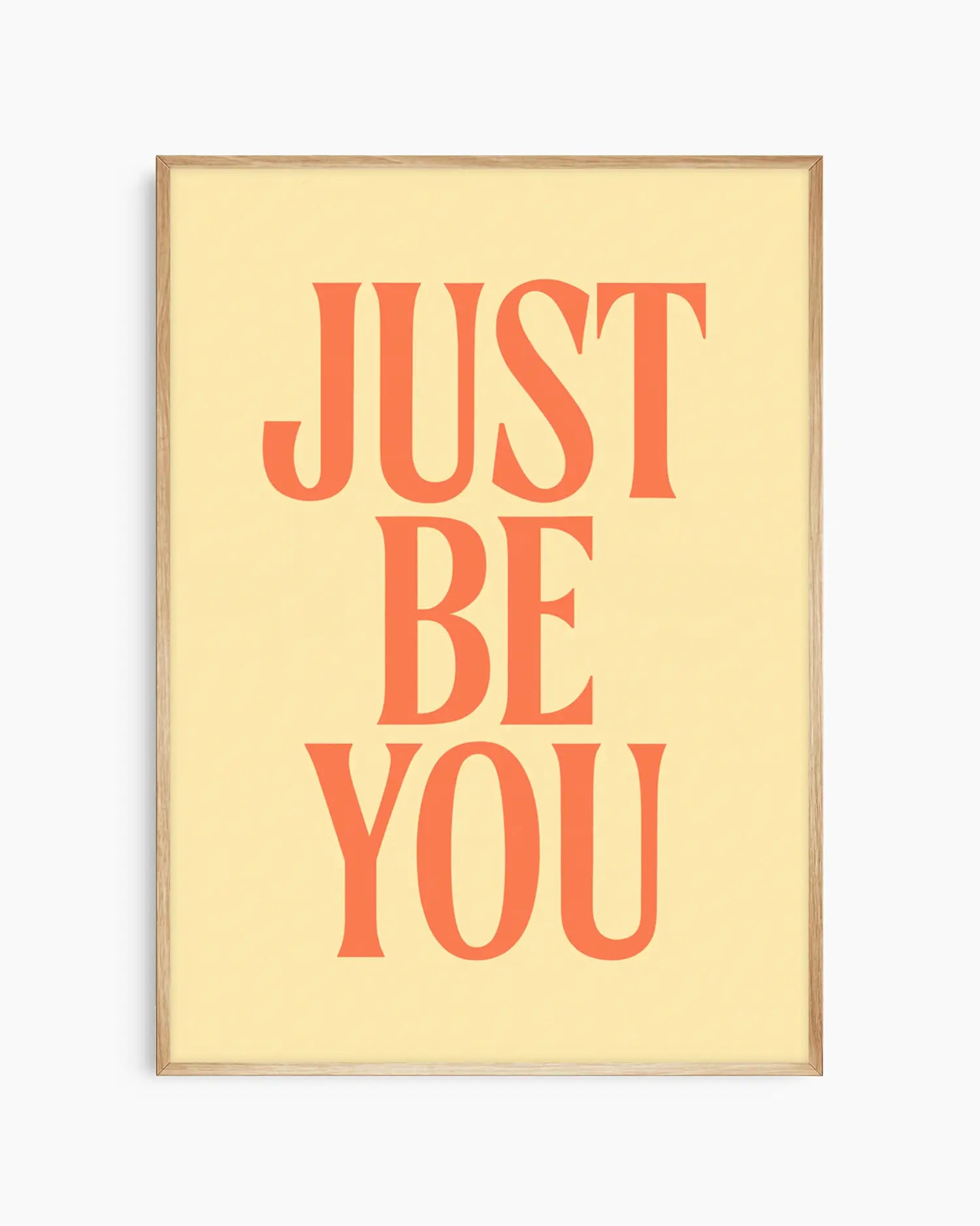 Barntavla med "JUST BE YOU" i varm orange typografi på ljus gul bakgrund, inramad i ekram. En mjuk och positiv illustration.